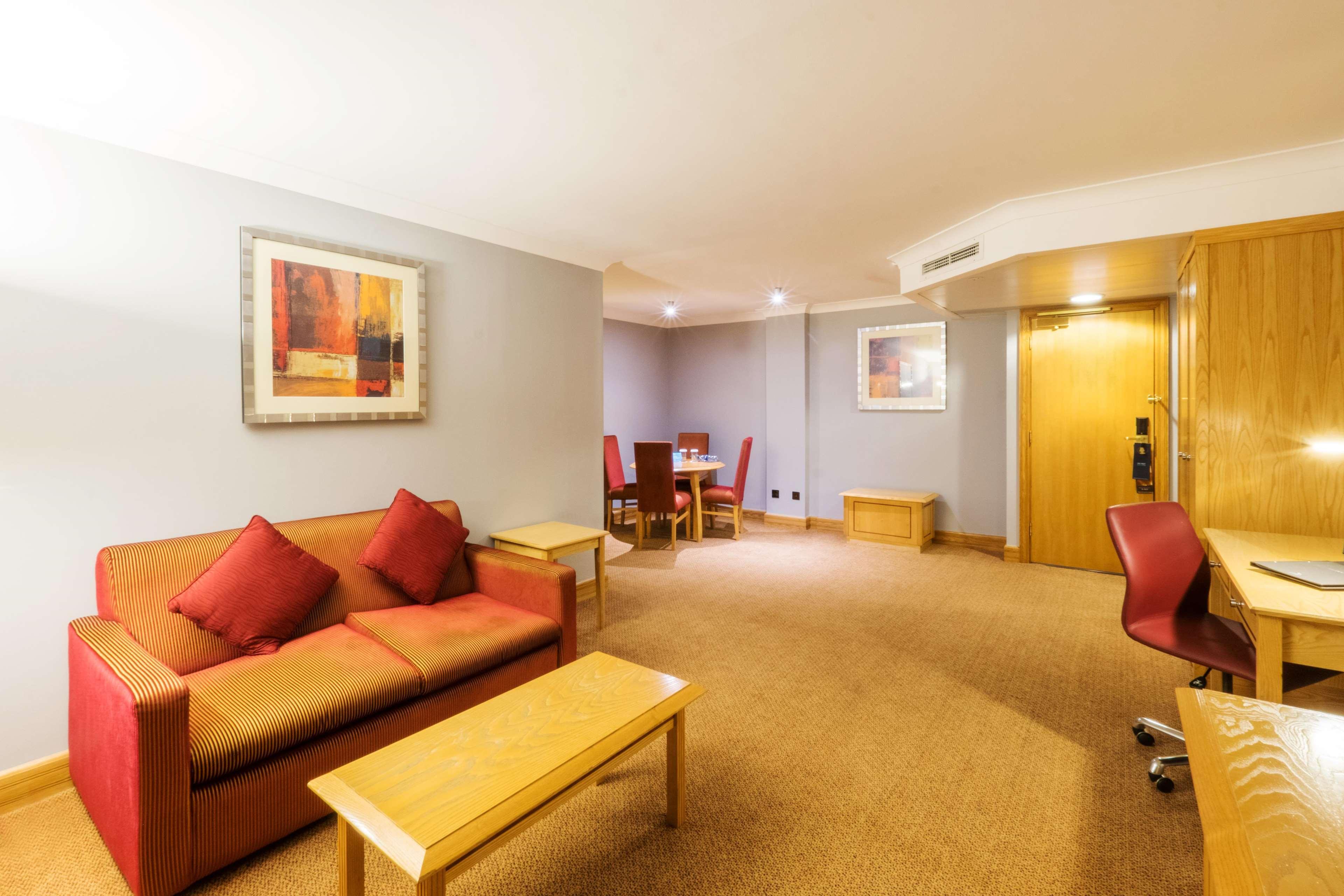 Doubletree By Hilton Swindon Hotel Extérieur photo