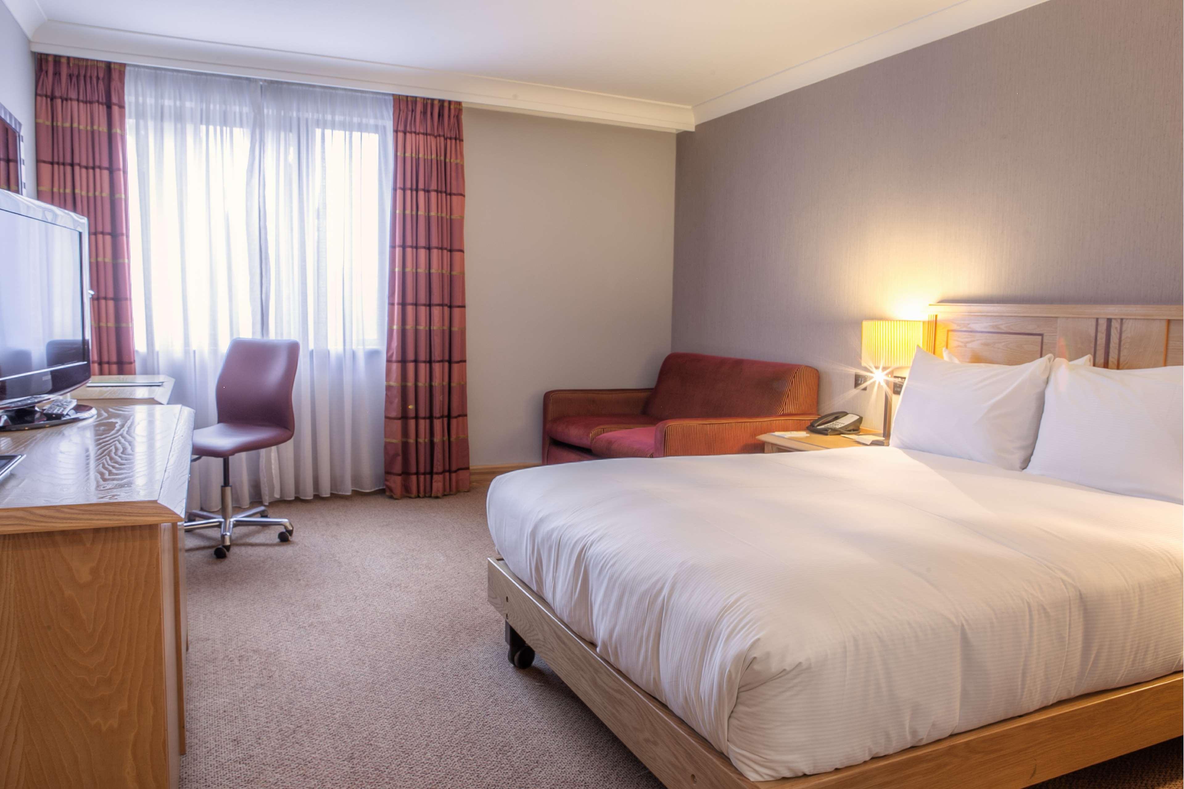 Doubletree By Hilton Swindon Hotel Extérieur photo