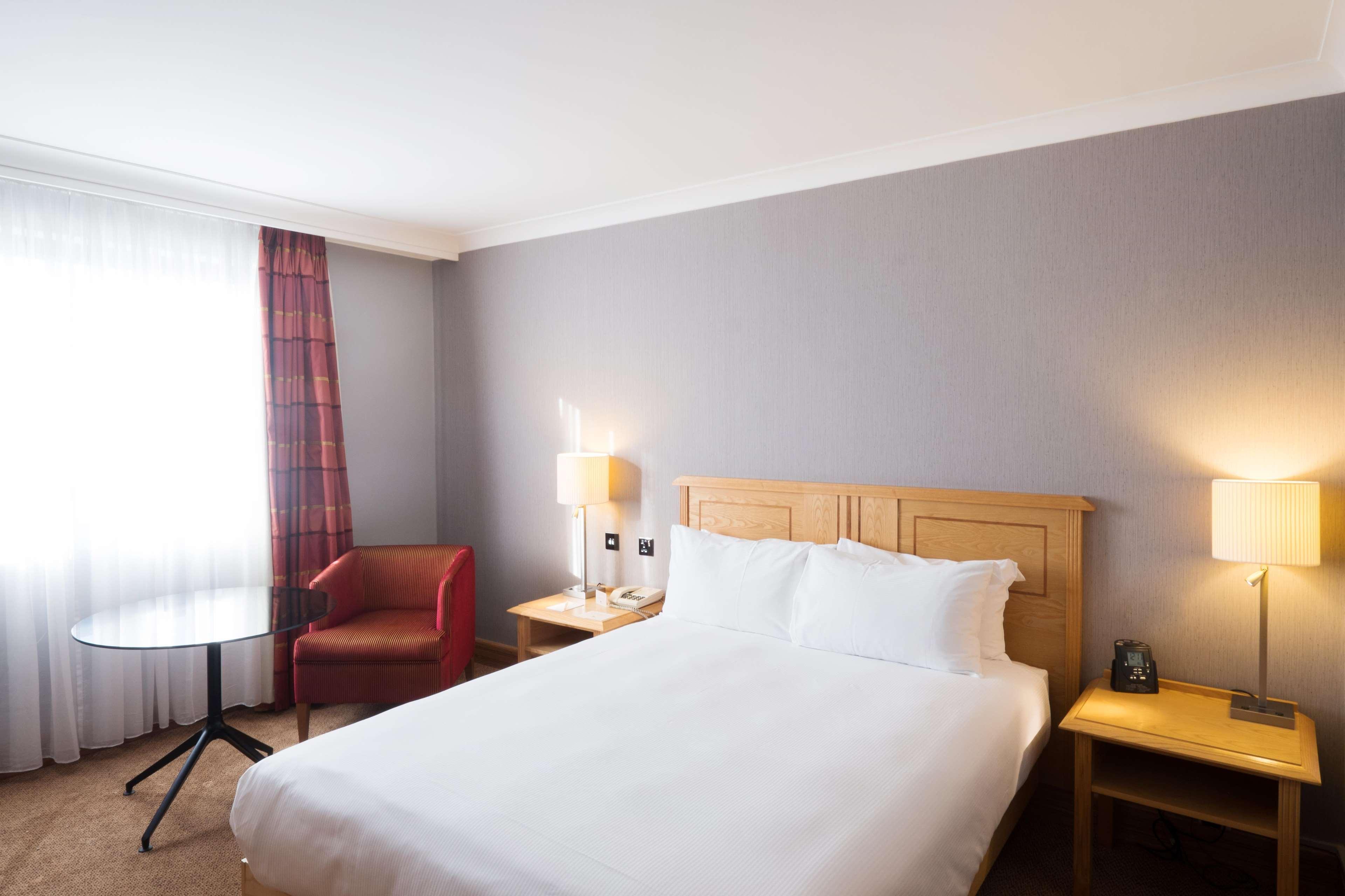Doubletree By Hilton Swindon Hotel Extérieur photo