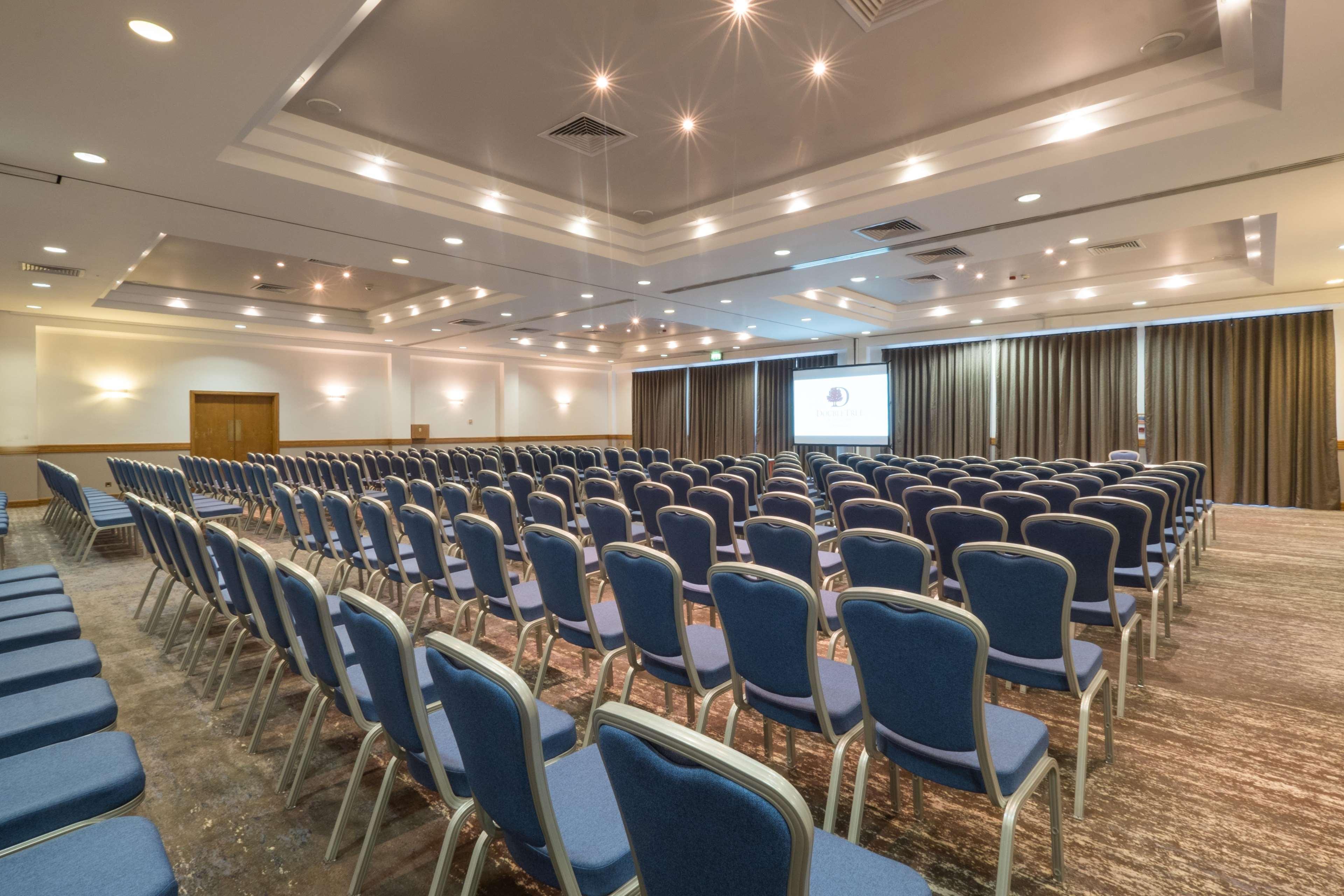 Doubletree By Hilton Swindon Hotel Extérieur photo