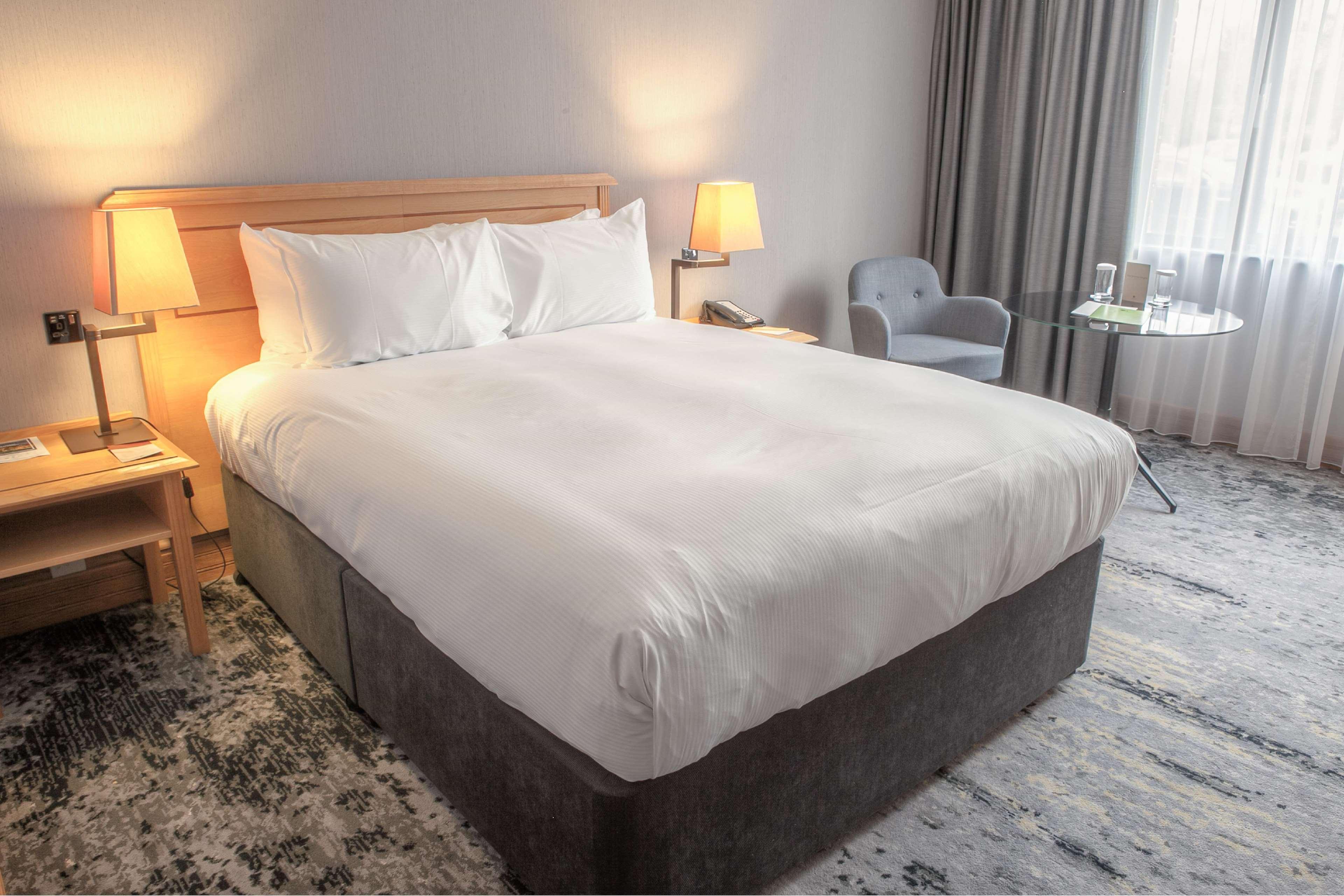 Doubletree By Hilton Swindon Hotel Extérieur photo