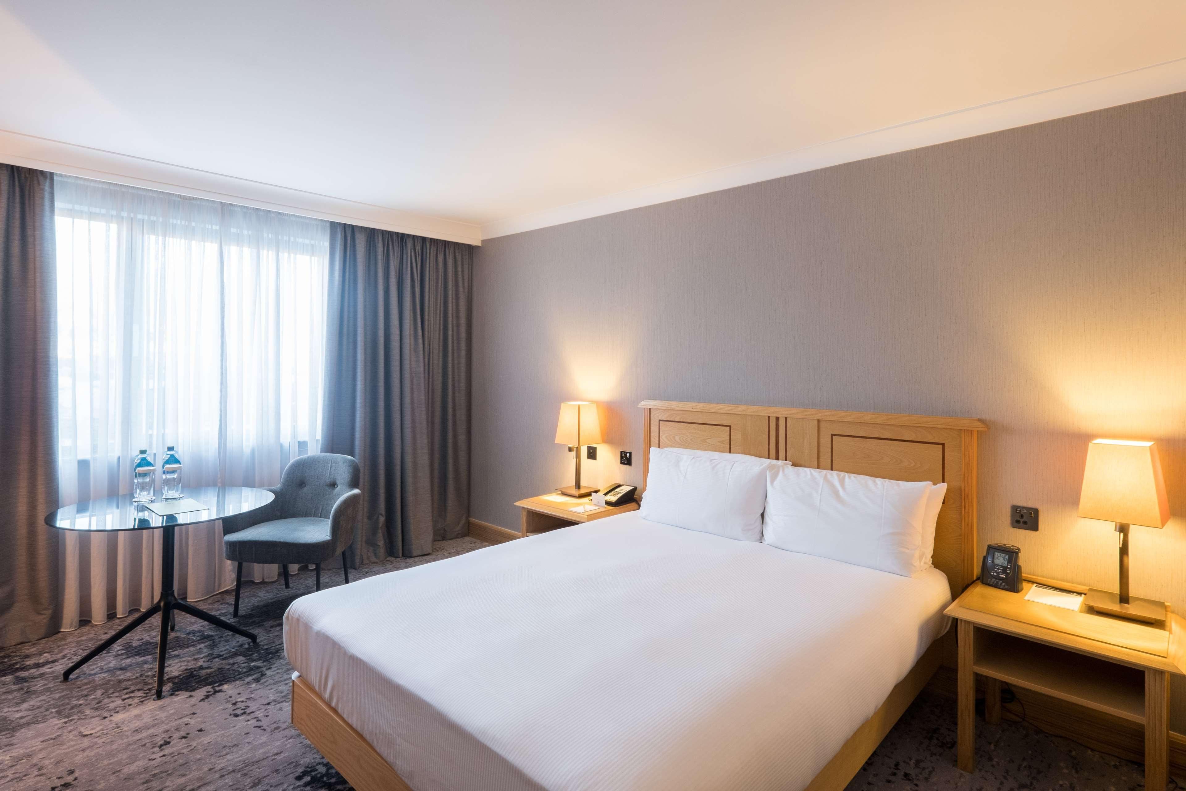 Doubletree By Hilton Swindon Hotel Extérieur photo