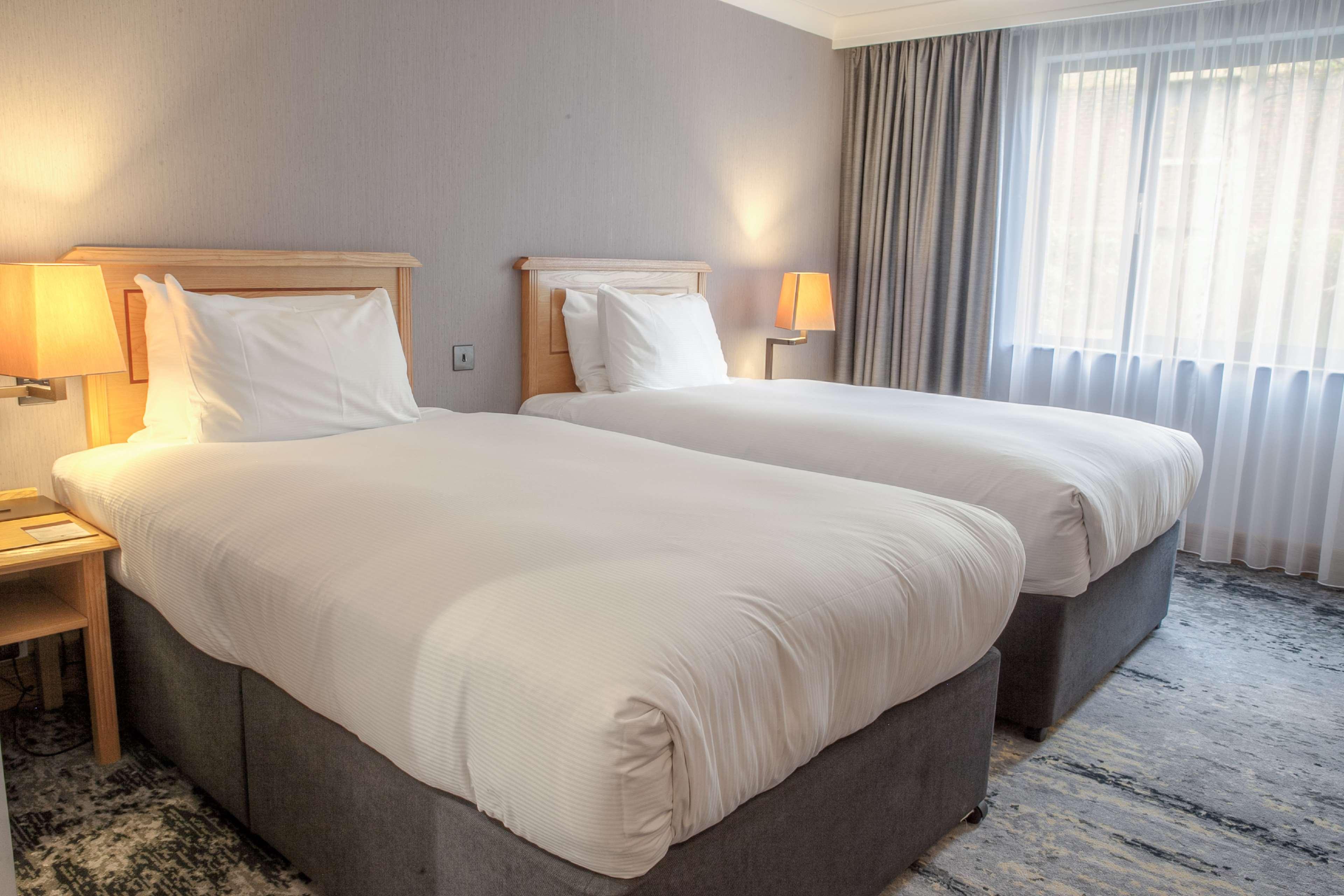 Doubletree By Hilton Swindon Hotel Extérieur photo