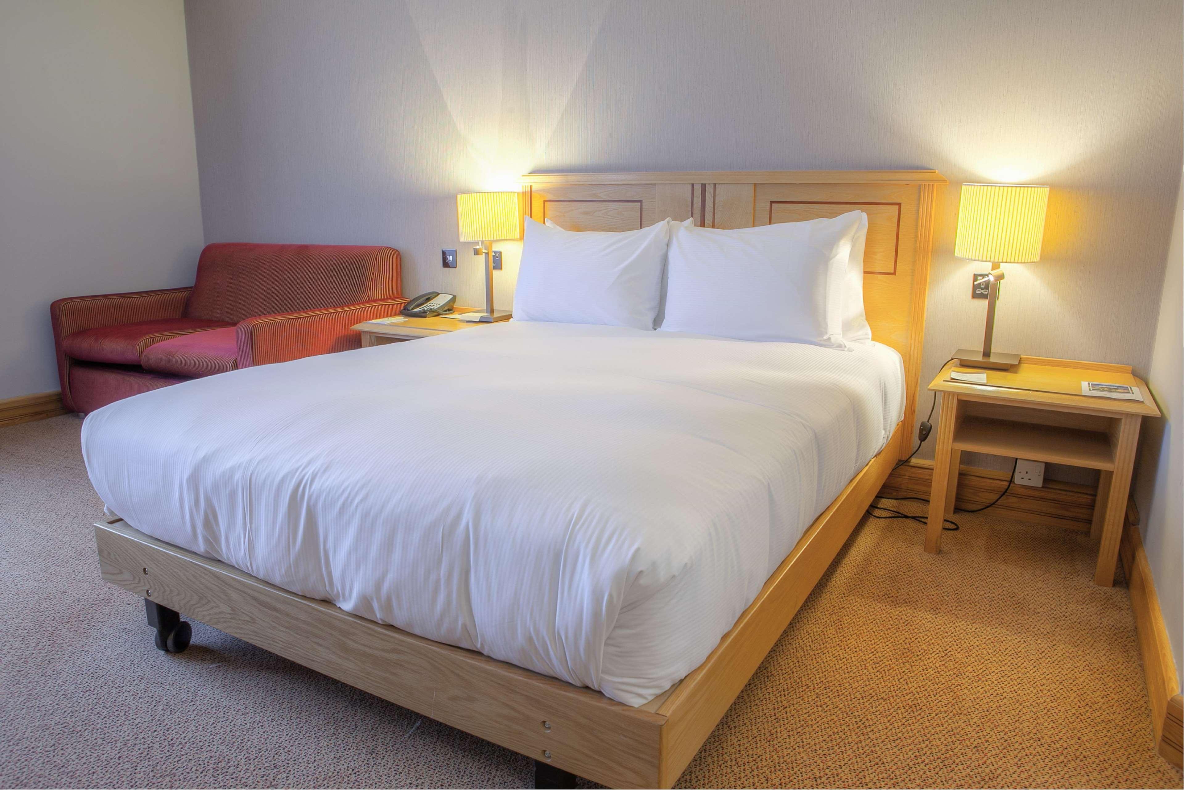 Doubletree By Hilton Swindon Hotel Extérieur photo