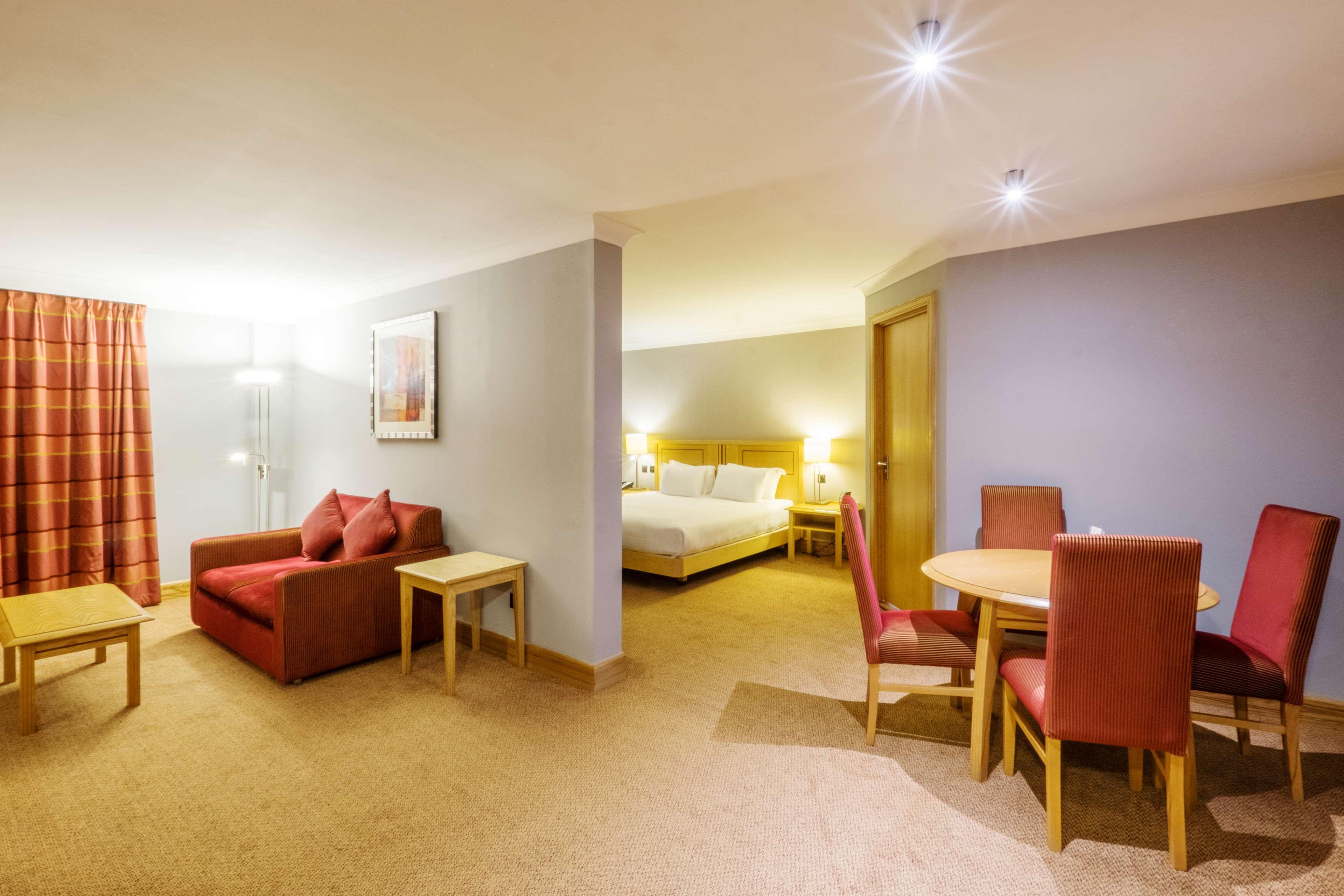 Doubletree By Hilton Swindon Hotel Extérieur photo