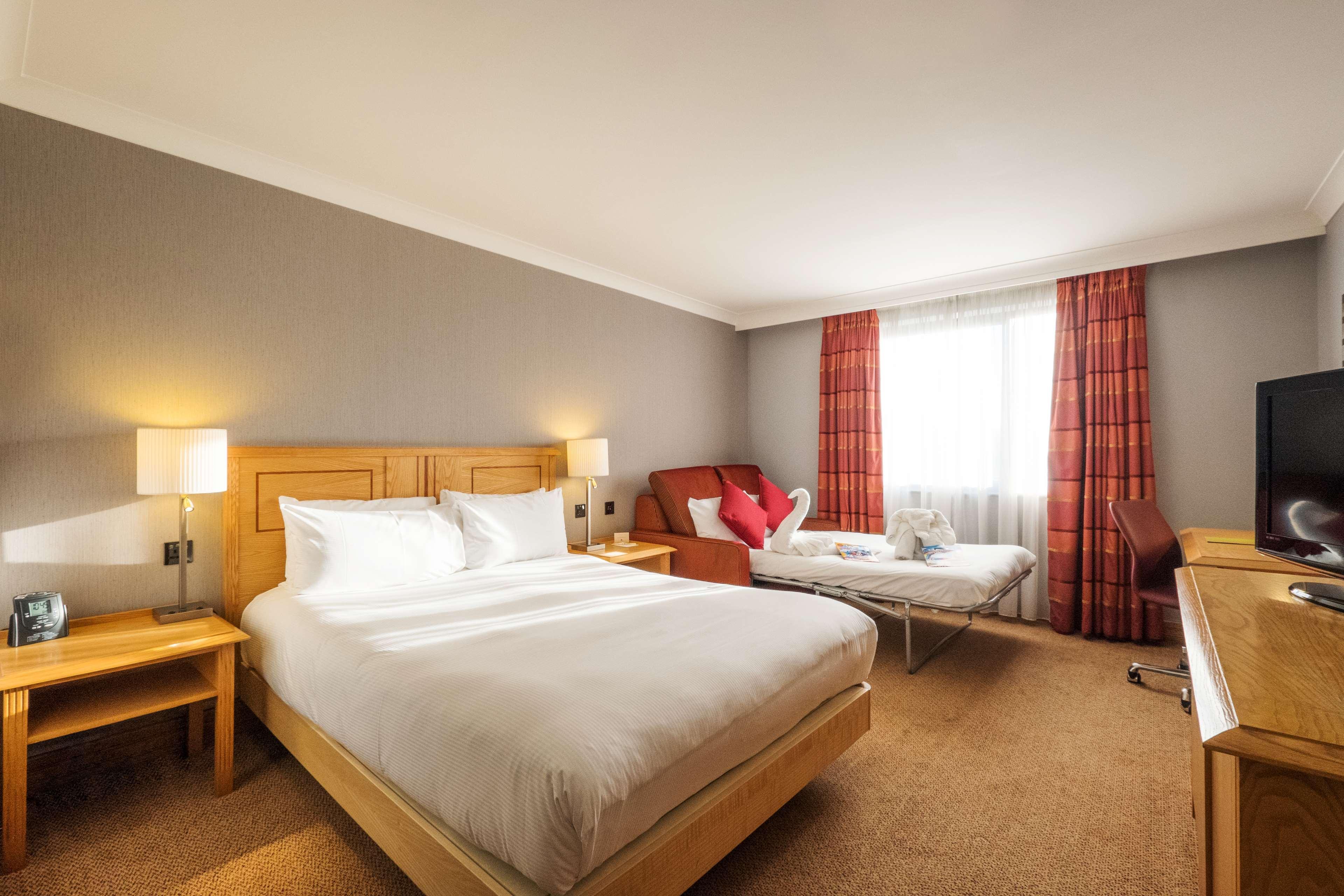Doubletree By Hilton Swindon Hotel Extérieur photo