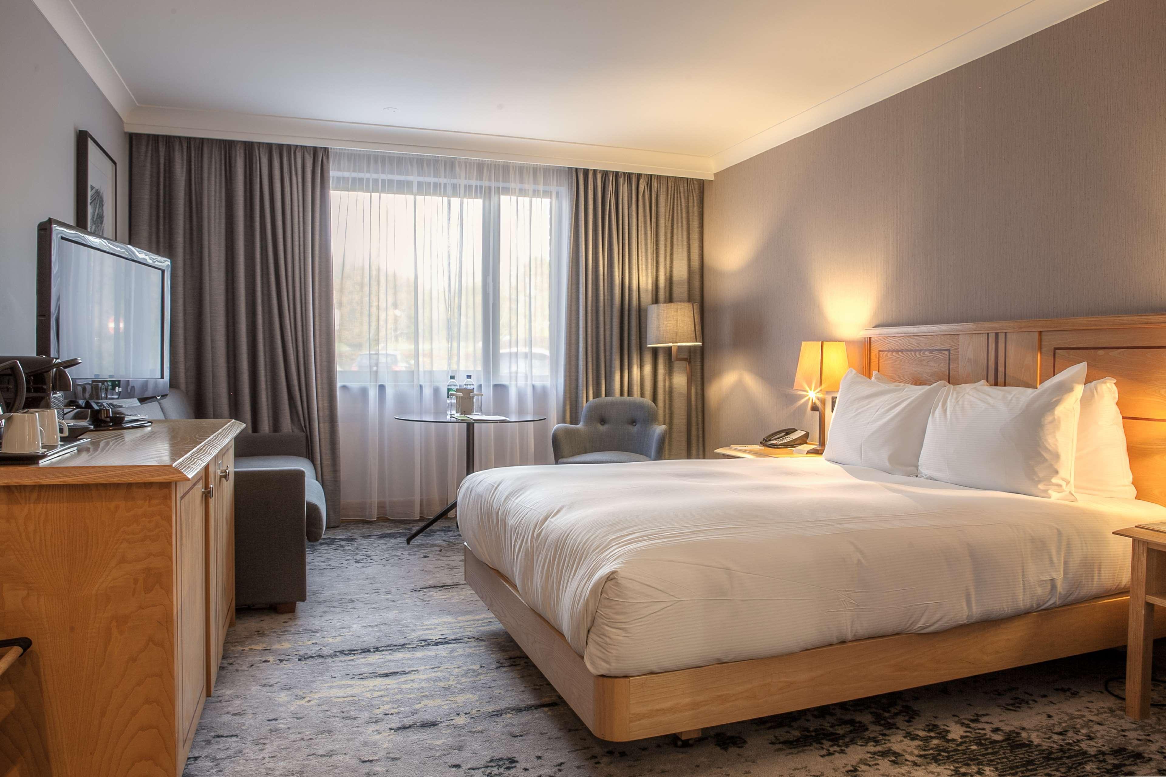 Doubletree By Hilton Swindon Hotel Extérieur photo