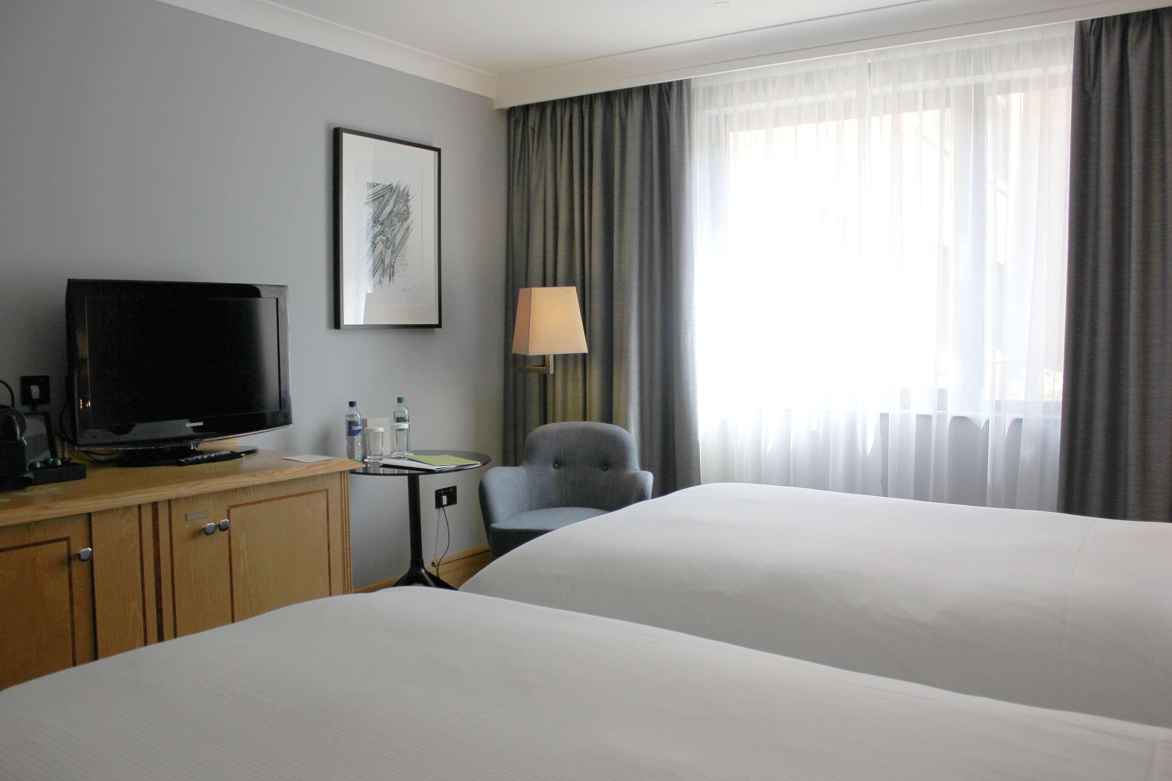 Doubletree By Hilton Swindon Hotel Extérieur photo
