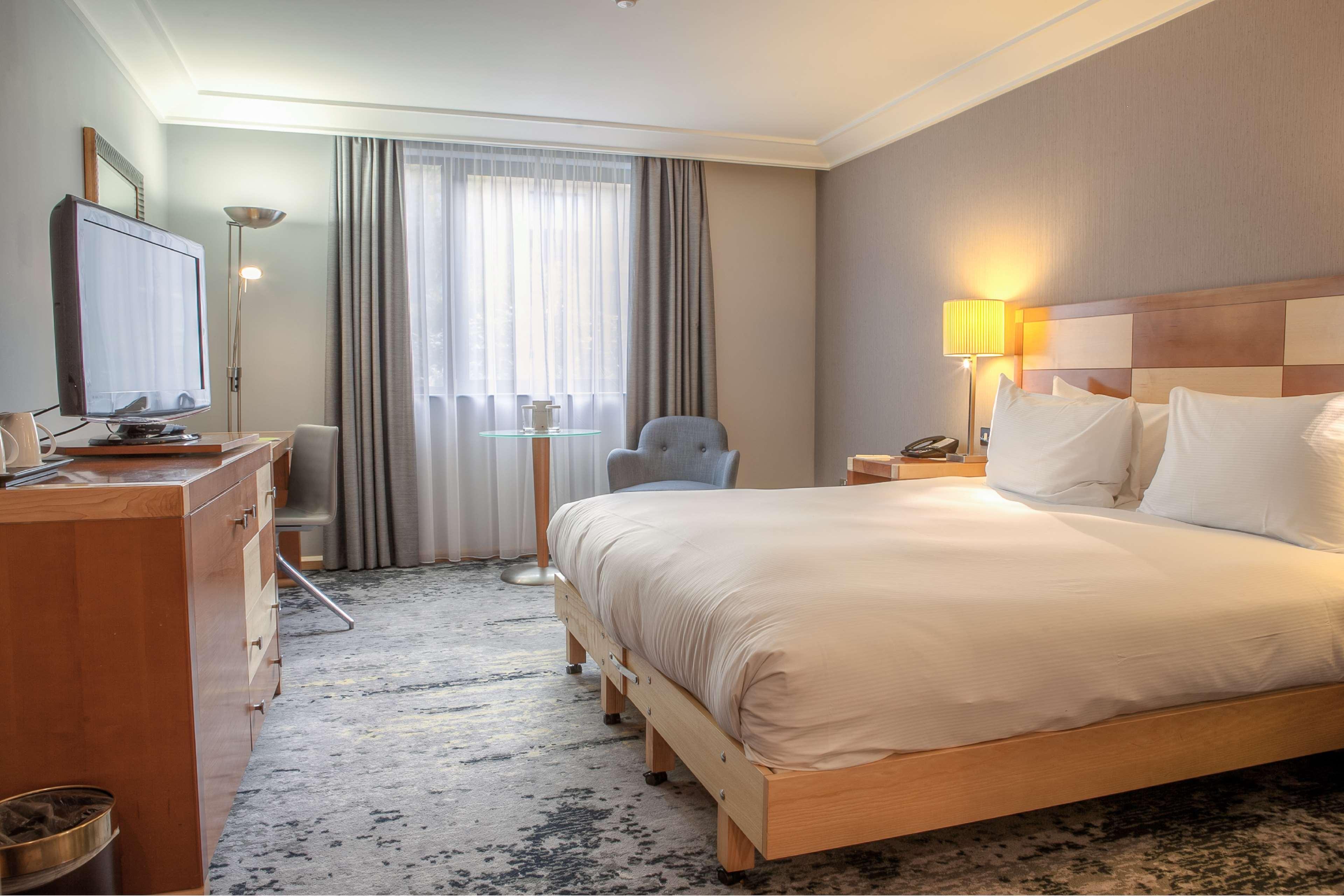 Doubletree By Hilton Swindon Hotel Extérieur photo