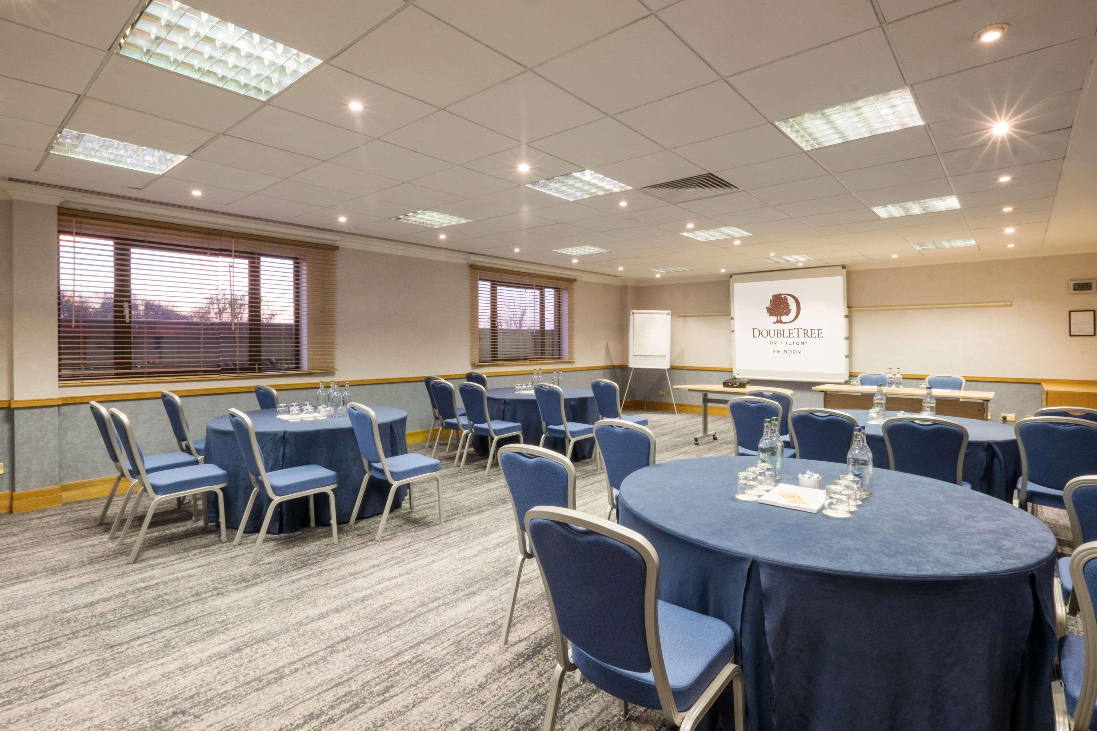 Doubletree By Hilton Swindon Hotel Extérieur photo