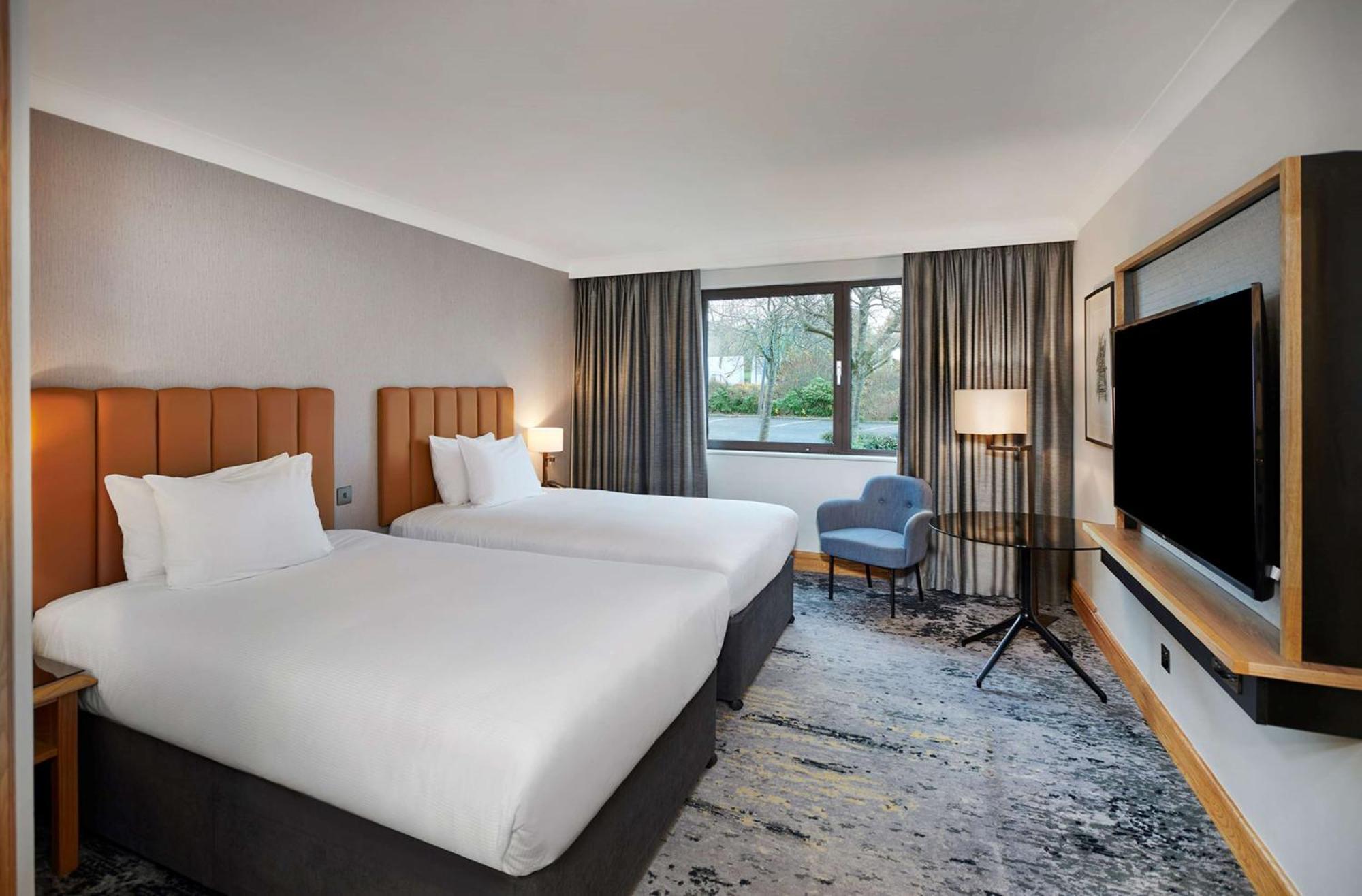 Doubletree By Hilton Swindon Hotel Extérieur photo