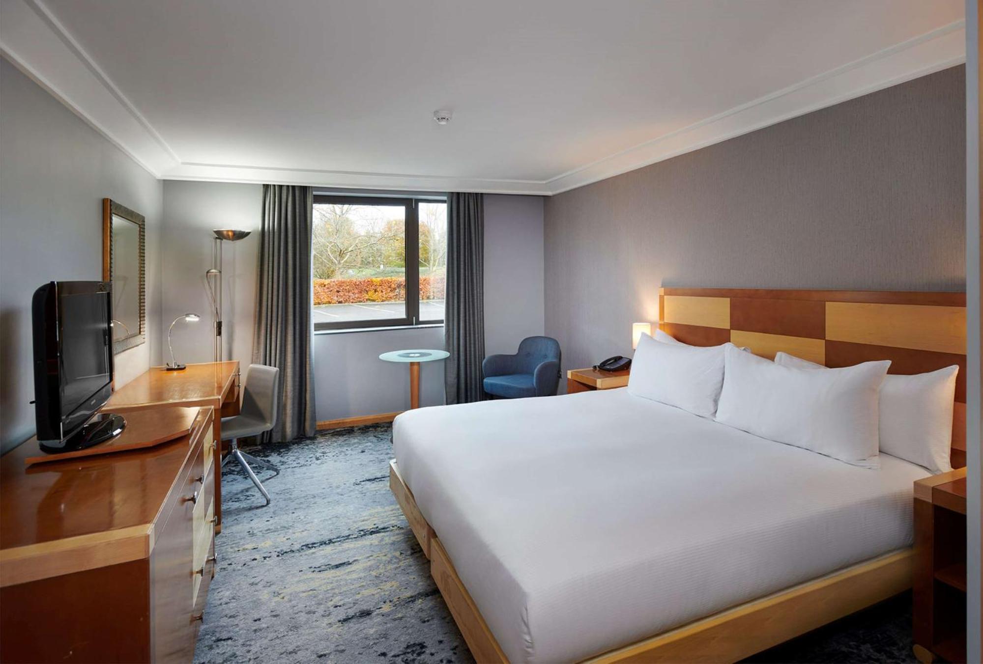 Doubletree By Hilton Swindon Hotel Extérieur photo