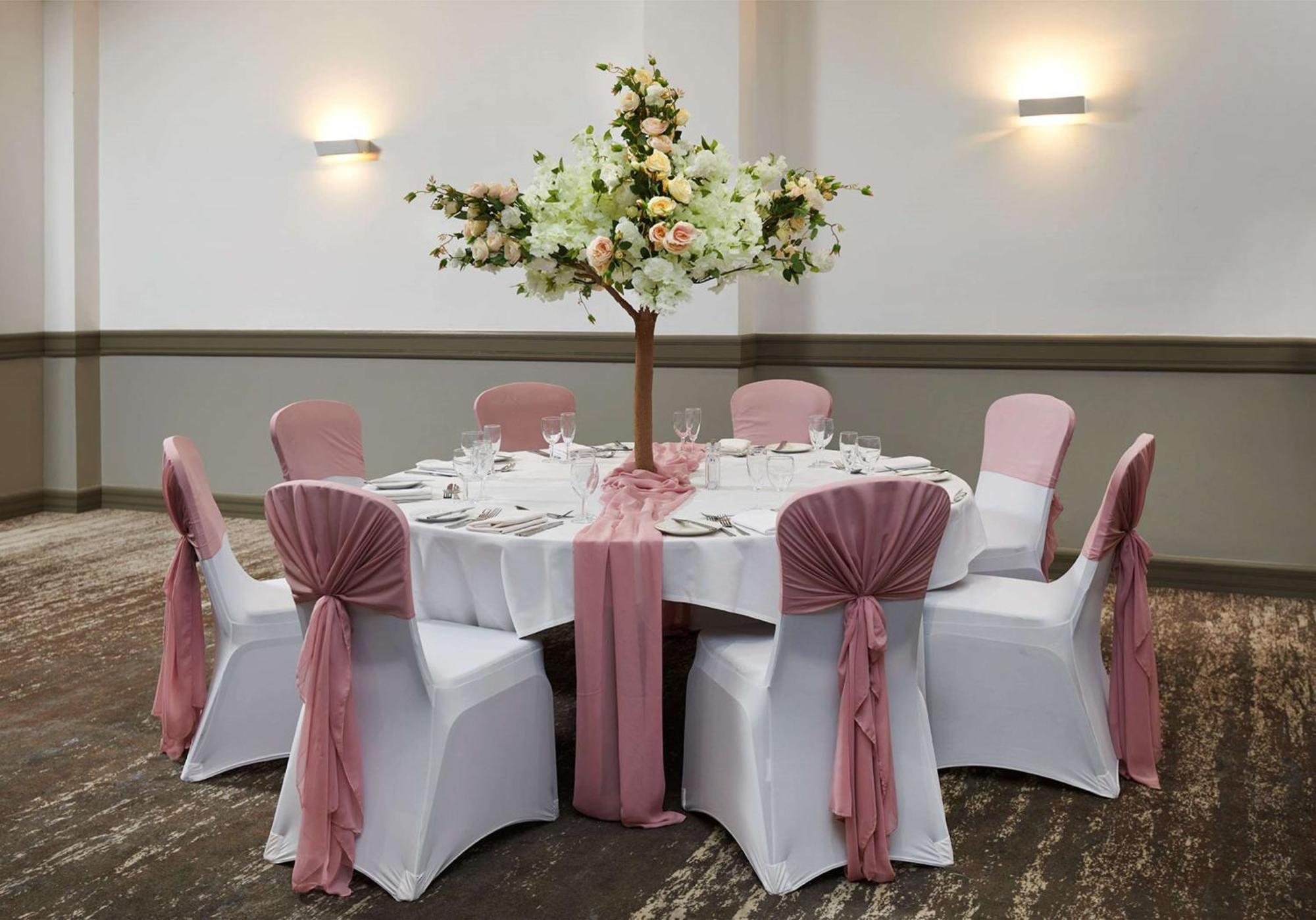 Doubletree By Hilton Swindon Hotel Extérieur photo