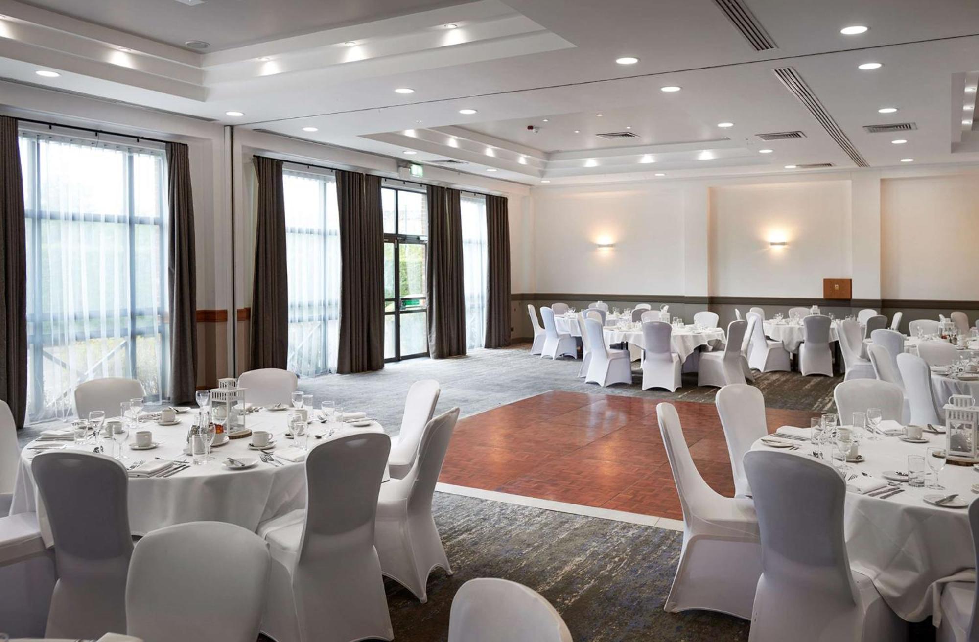 Doubletree By Hilton Swindon Hotel Extérieur photo