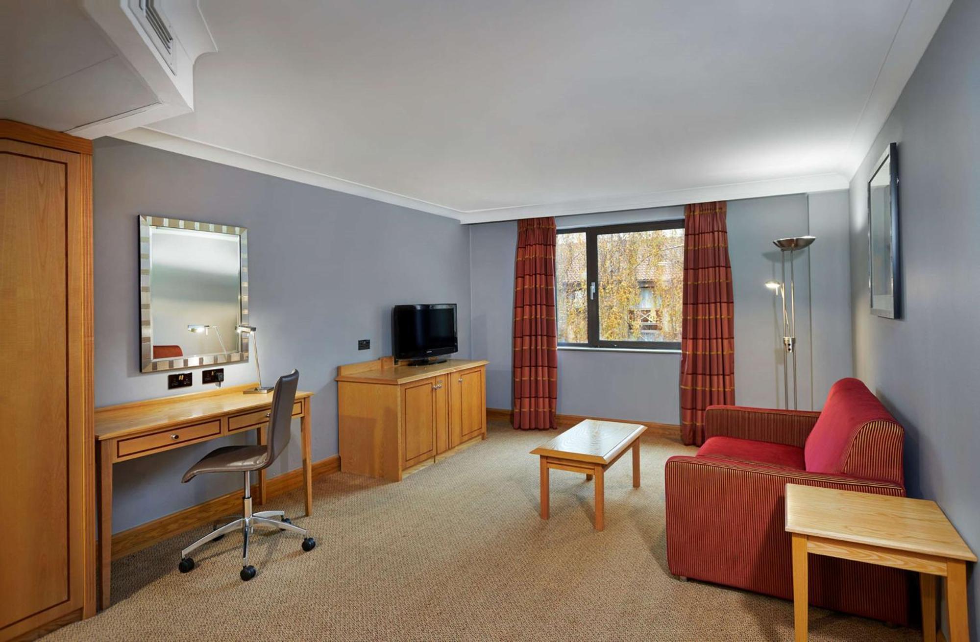Doubletree By Hilton Swindon Hotel Extérieur photo