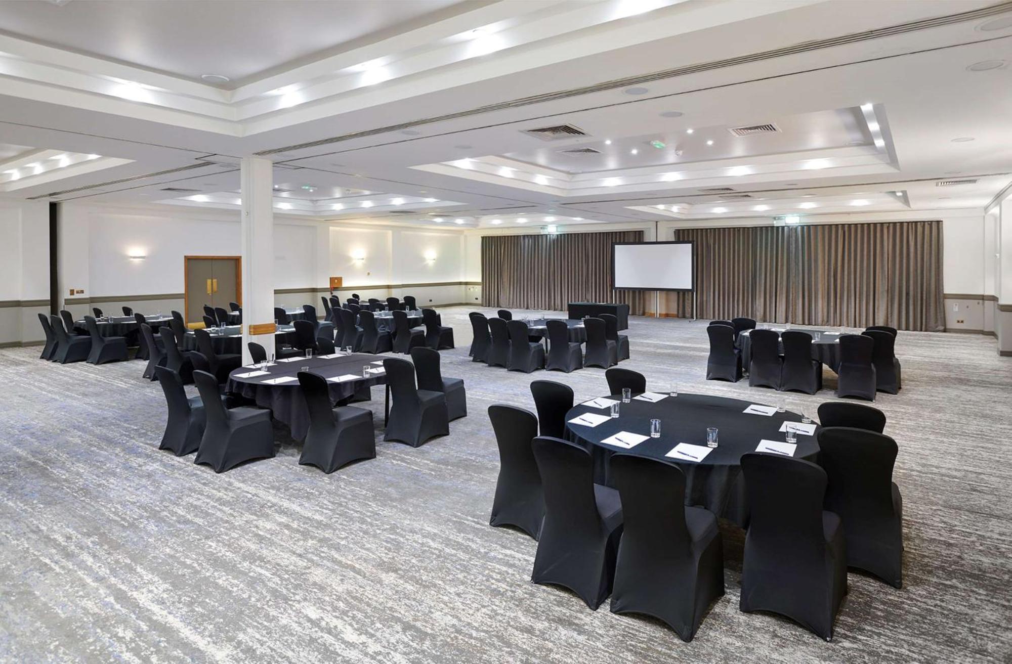 Doubletree By Hilton Swindon Hotel Extérieur photo