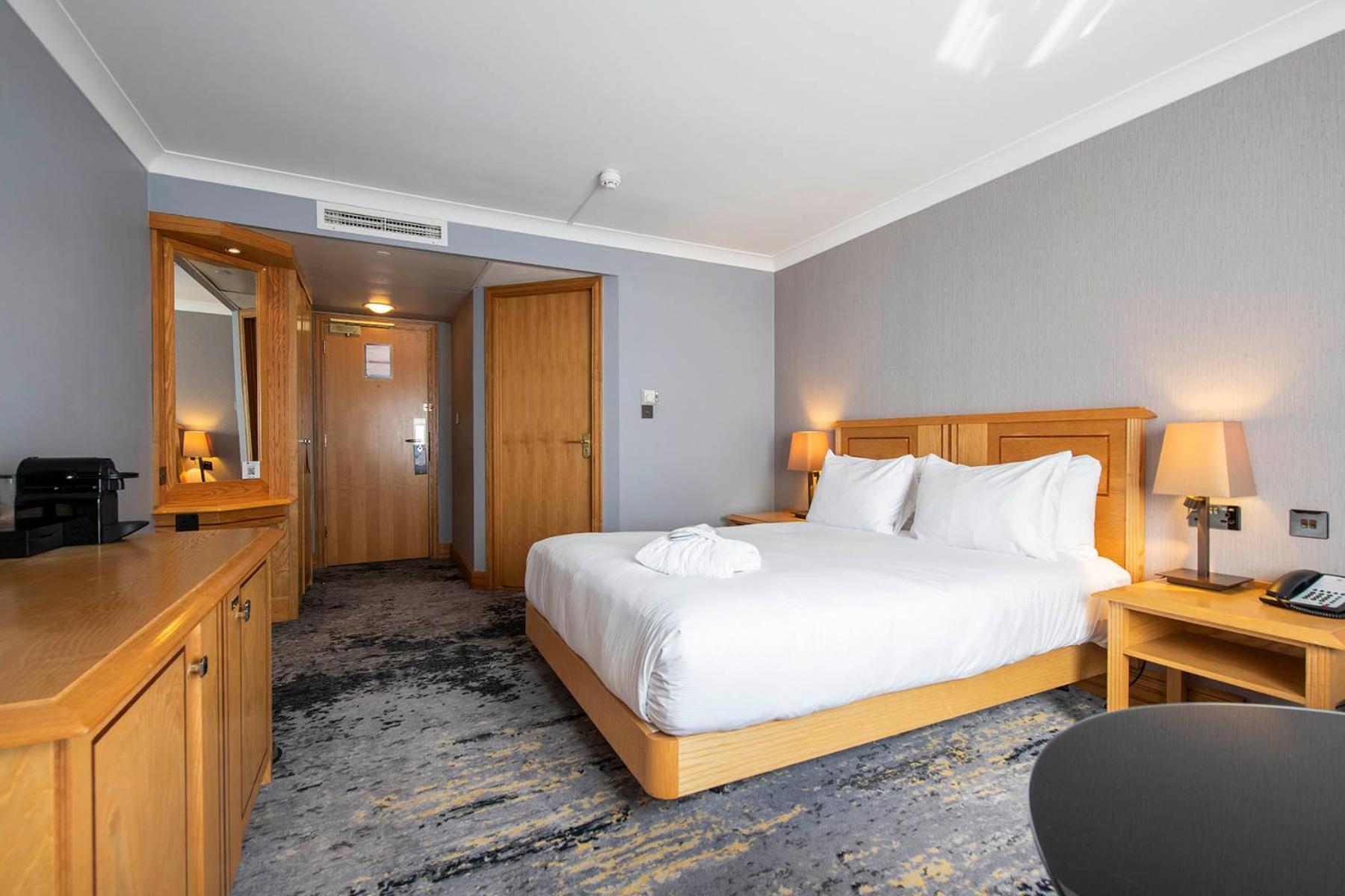 Doubletree By Hilton Swindon Hotel Extérieur photo