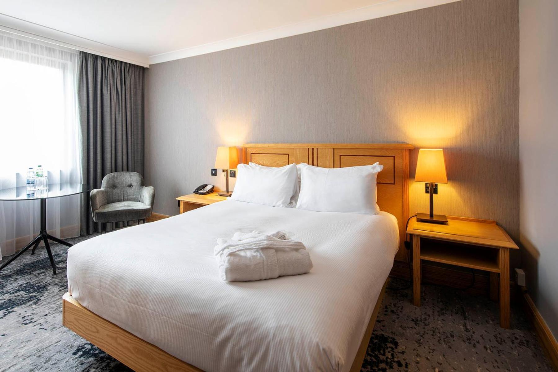 Doubletree By Hilton Swindon Hotel Extérieur photo