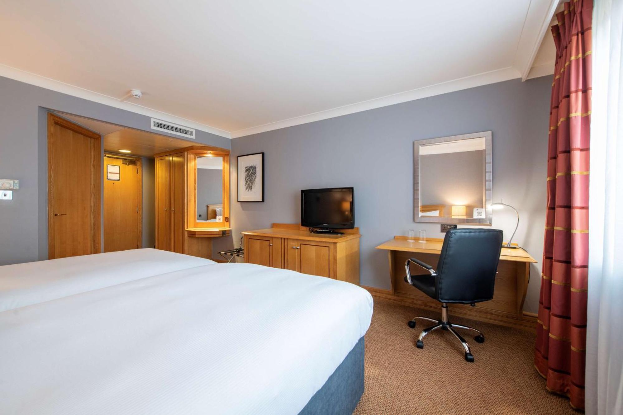 Doubletree By Hilton Swindon Hotel Extérieur photo