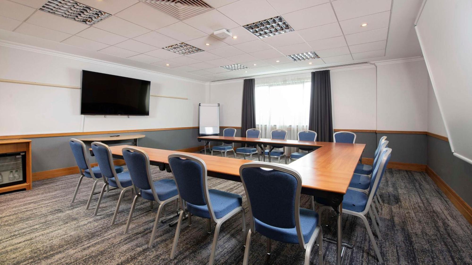 Doubletree By Hilton Swindon Hotel Extérieur photo
