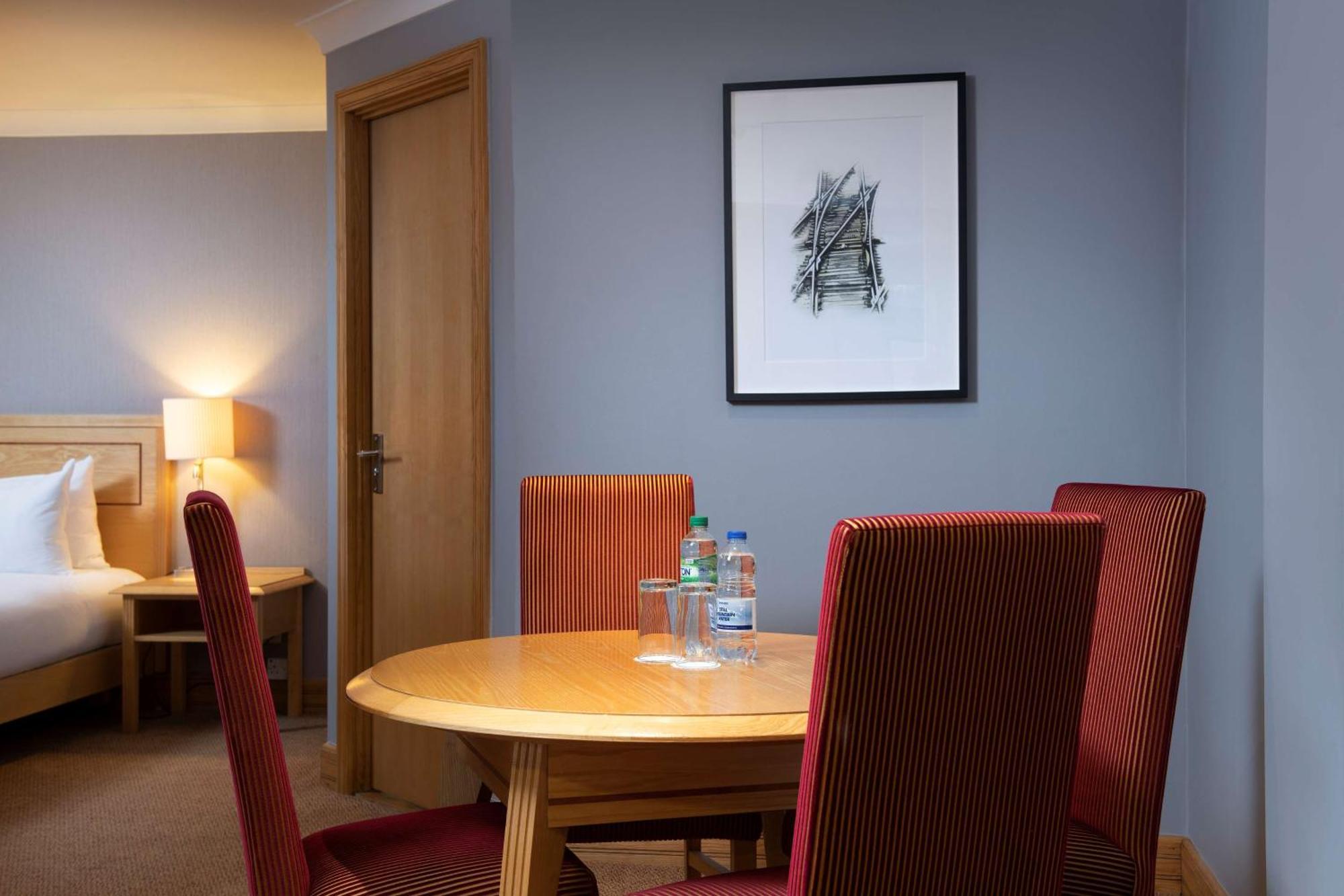 Doubletree By Hilton Swindon Hotel Extérieur photo