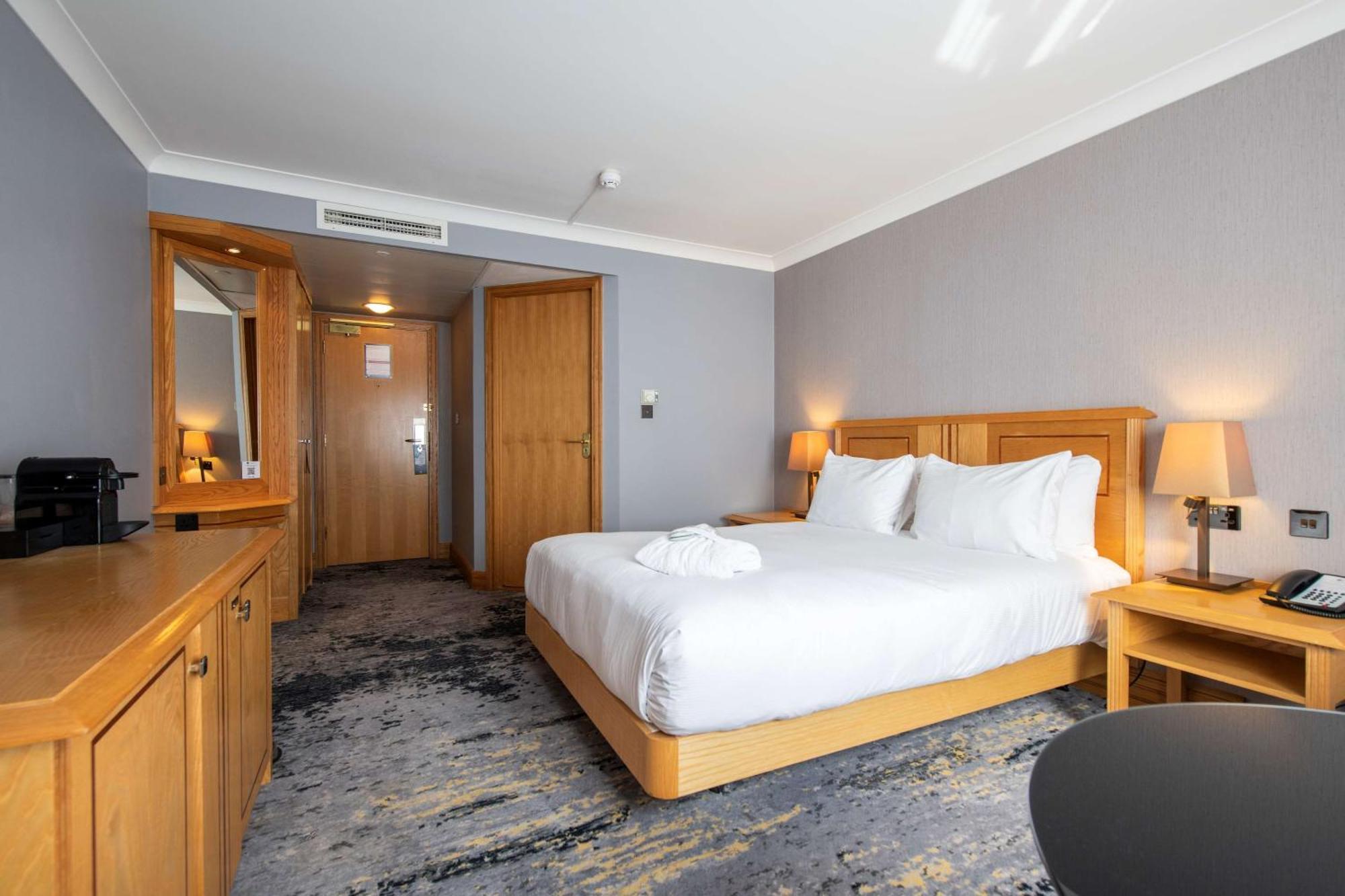 Doubletree By Hilton Swindon Hotel Extérieur photo