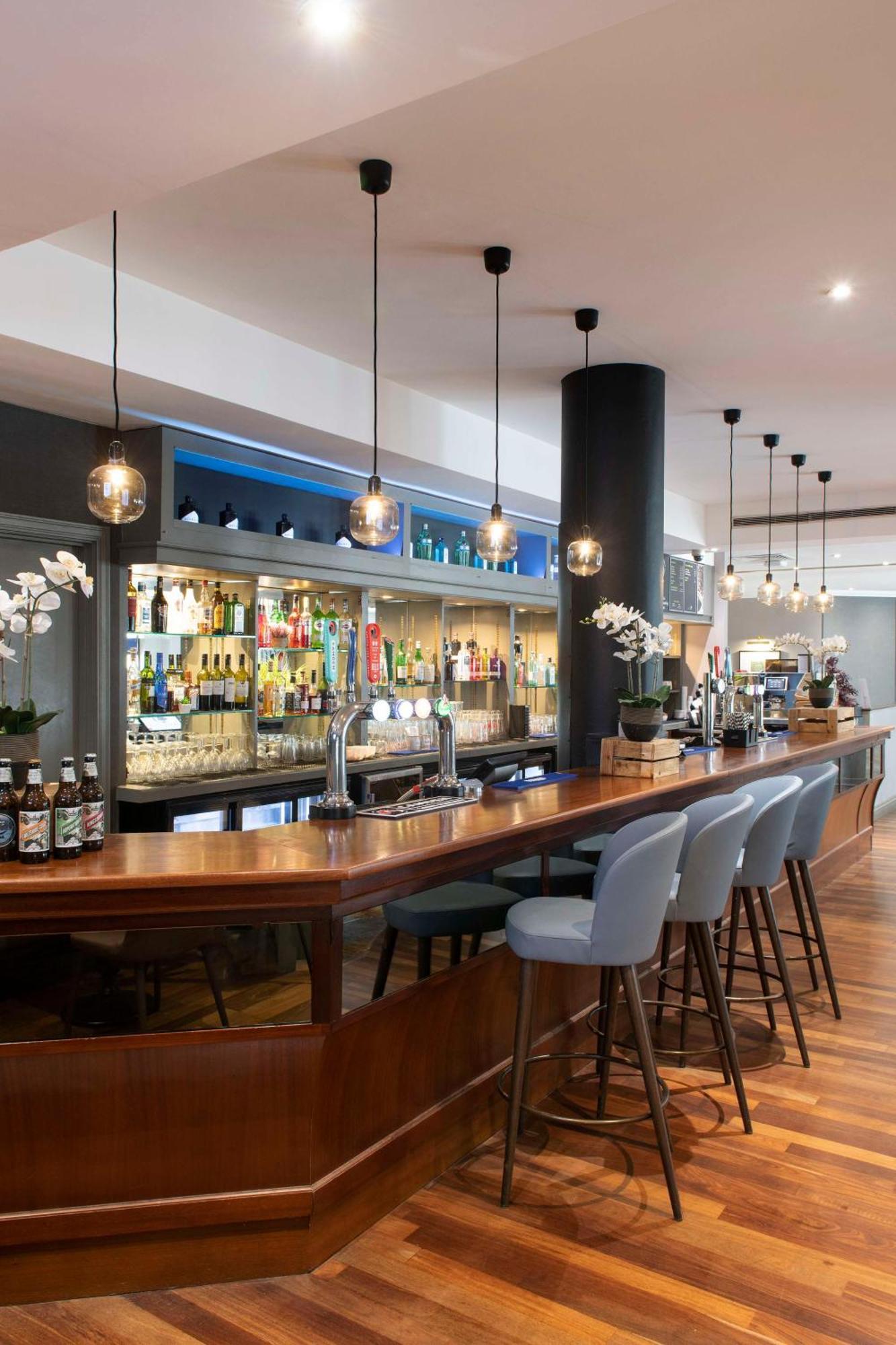 Doubletree By Hilton Swindon Hotel Extérieur photo