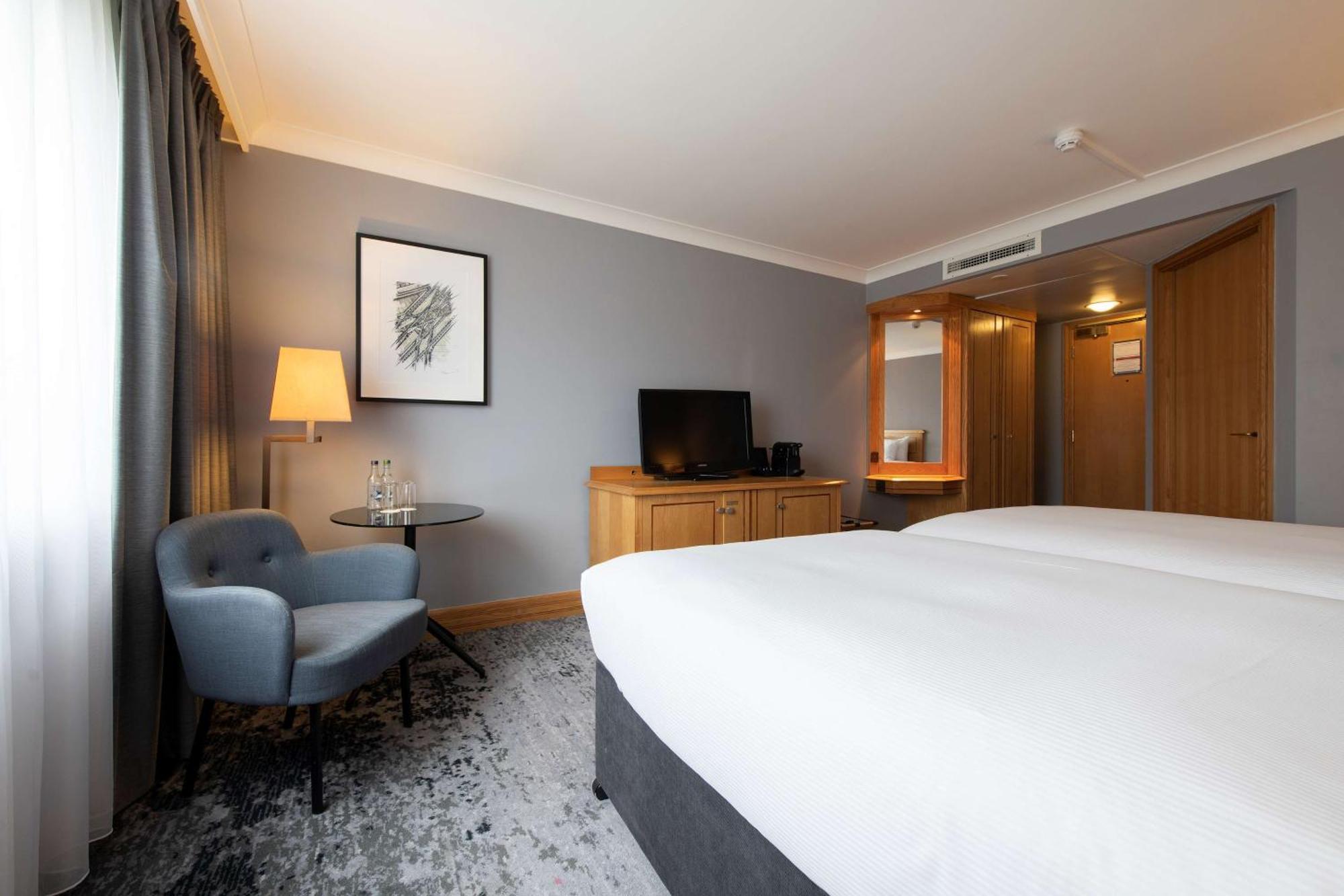 Doubletree By Hilton Swindon Hotel Extérieur photo