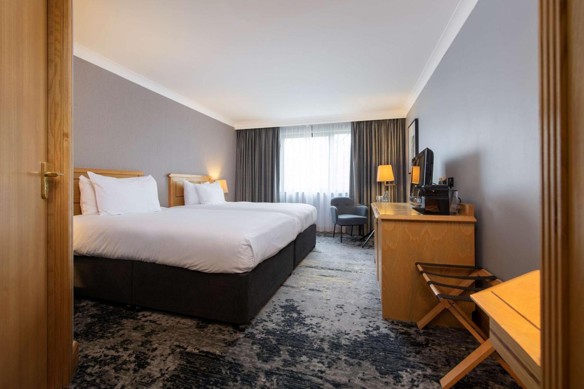 Doubletree By Hilton Swindon Hotel Extérieur photo