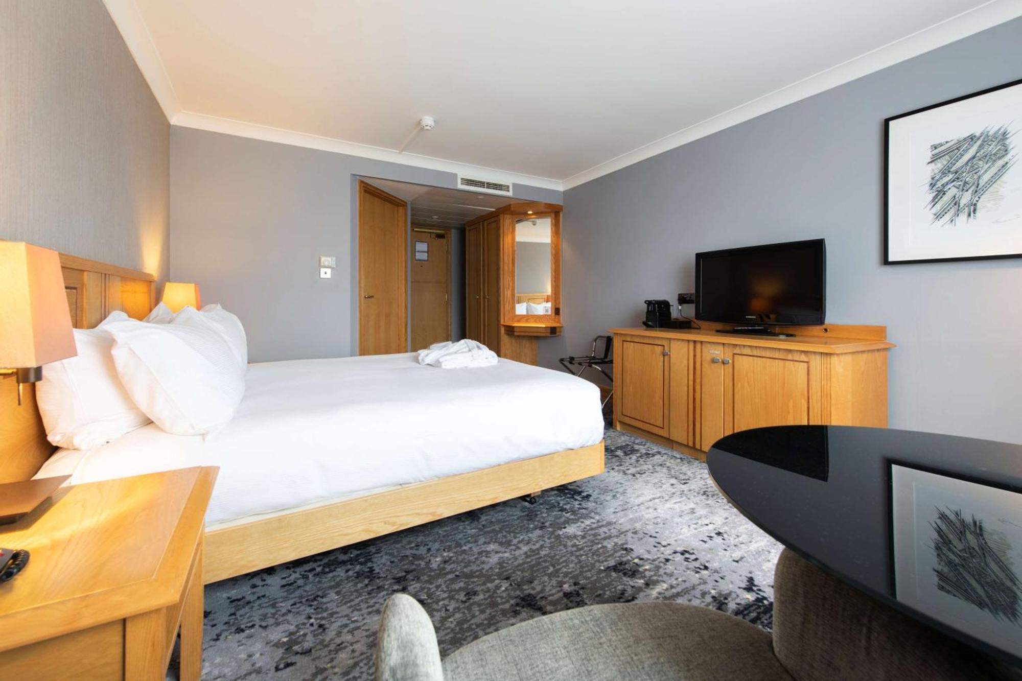 Doubletree By Hilton Swindon Hotel Extérieur photo