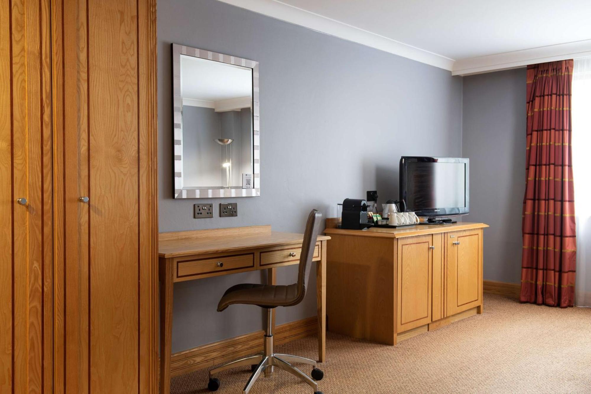 Doubletree By Hilton Swindon Hotel Extérieur photo
