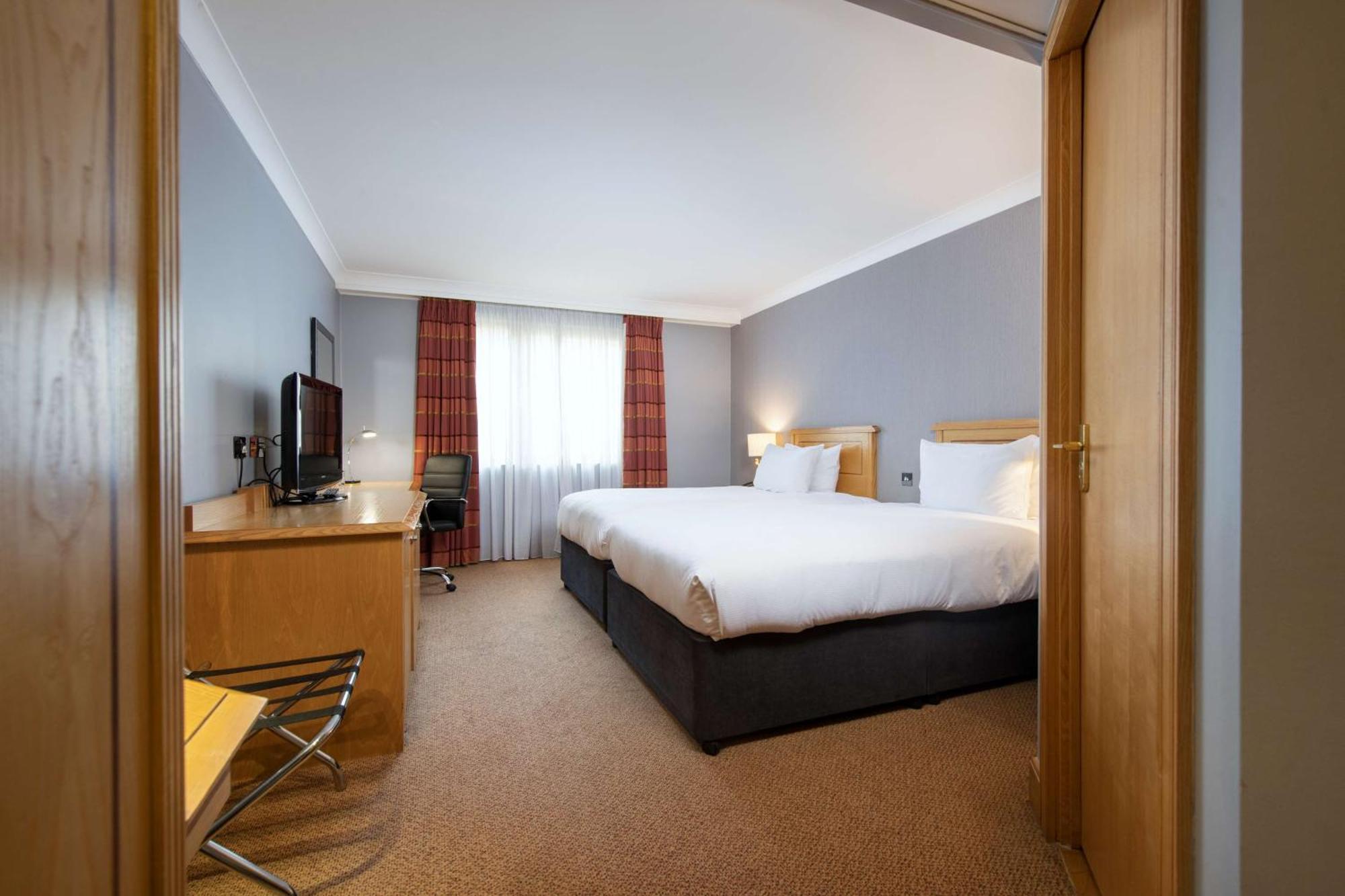 Doubletree By Hilton Swindon Hotel Extérieur photo