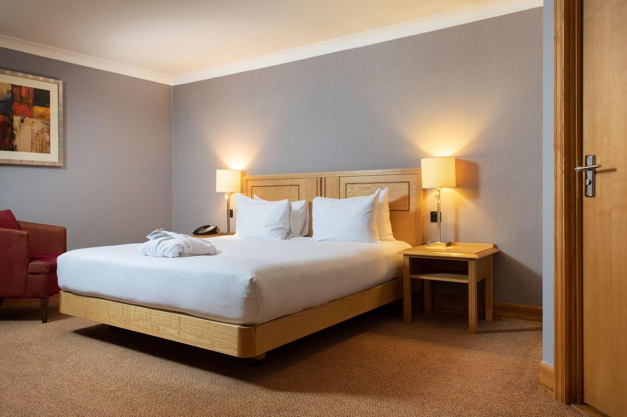 Doubletree By Hilton Swindon Hotel Extérieur photo