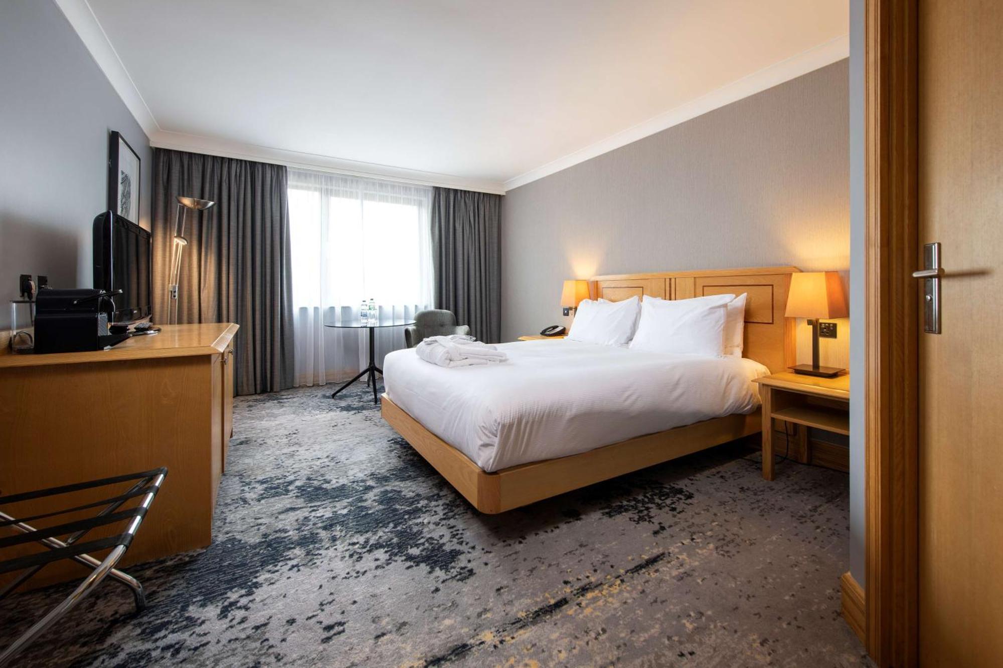Doubletree By Hilton Swindon Hotel Extérieur photo