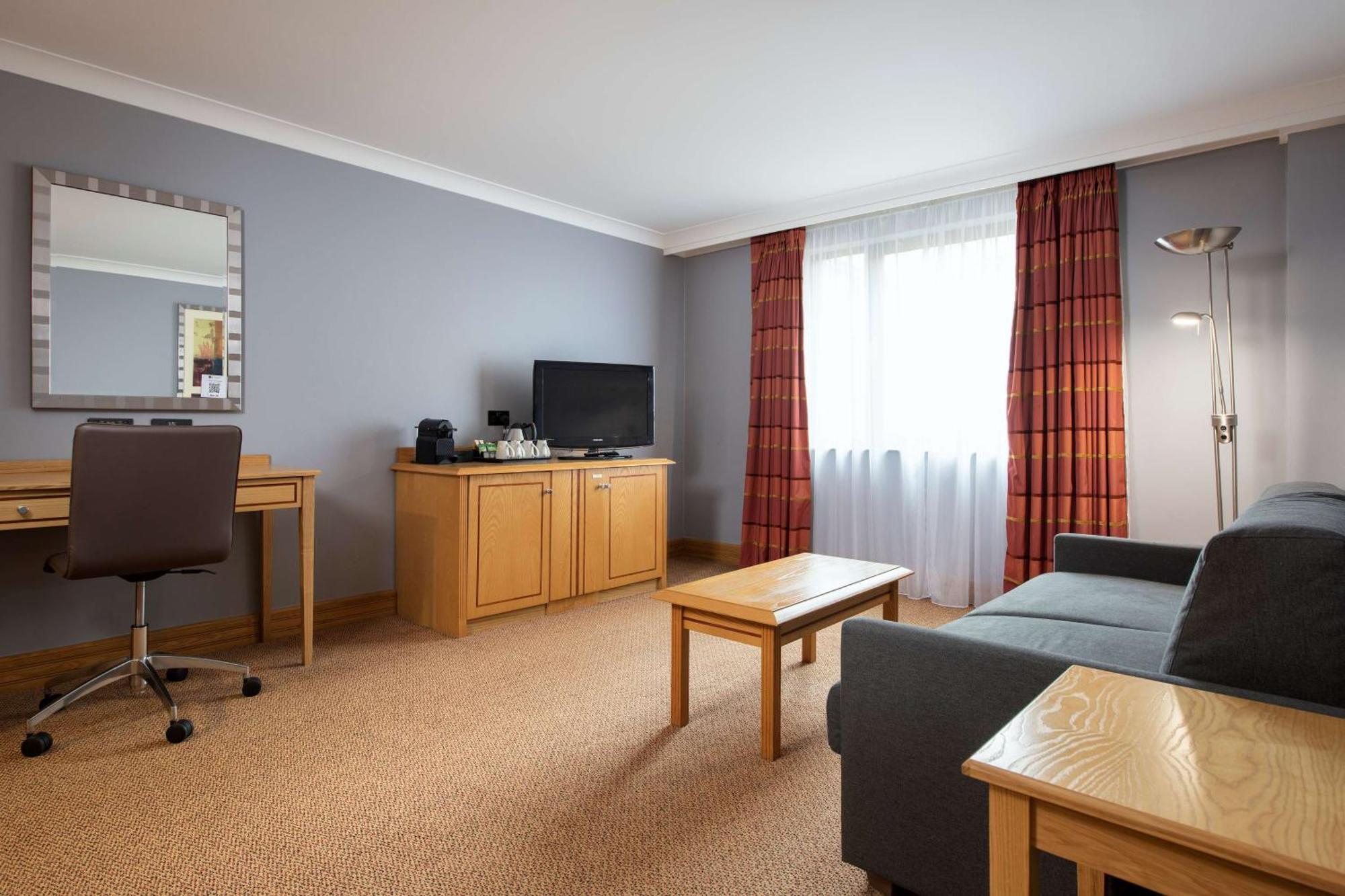 Doubletree By Hilton Swindon Hotel Extérieur photo