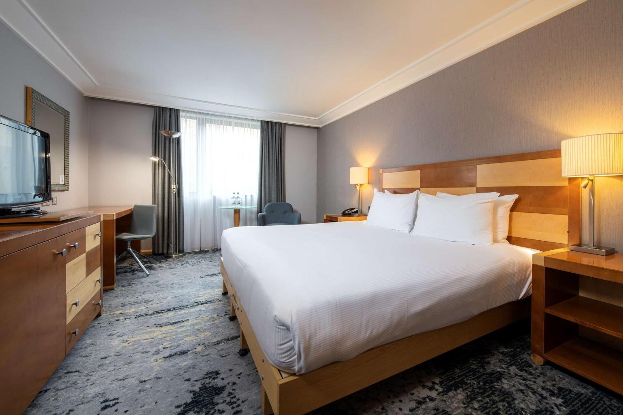 Doubletree By Hilton Swindon Hotel Extérieur photo