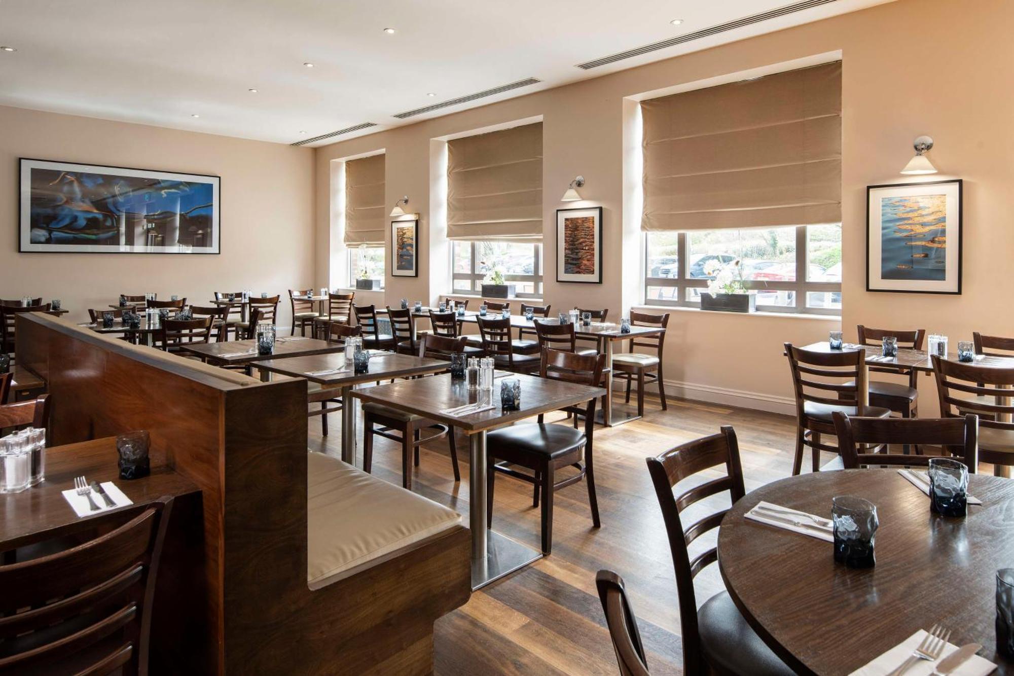 Doubletree By Hilton Swindon Hotel Extérieur photo
