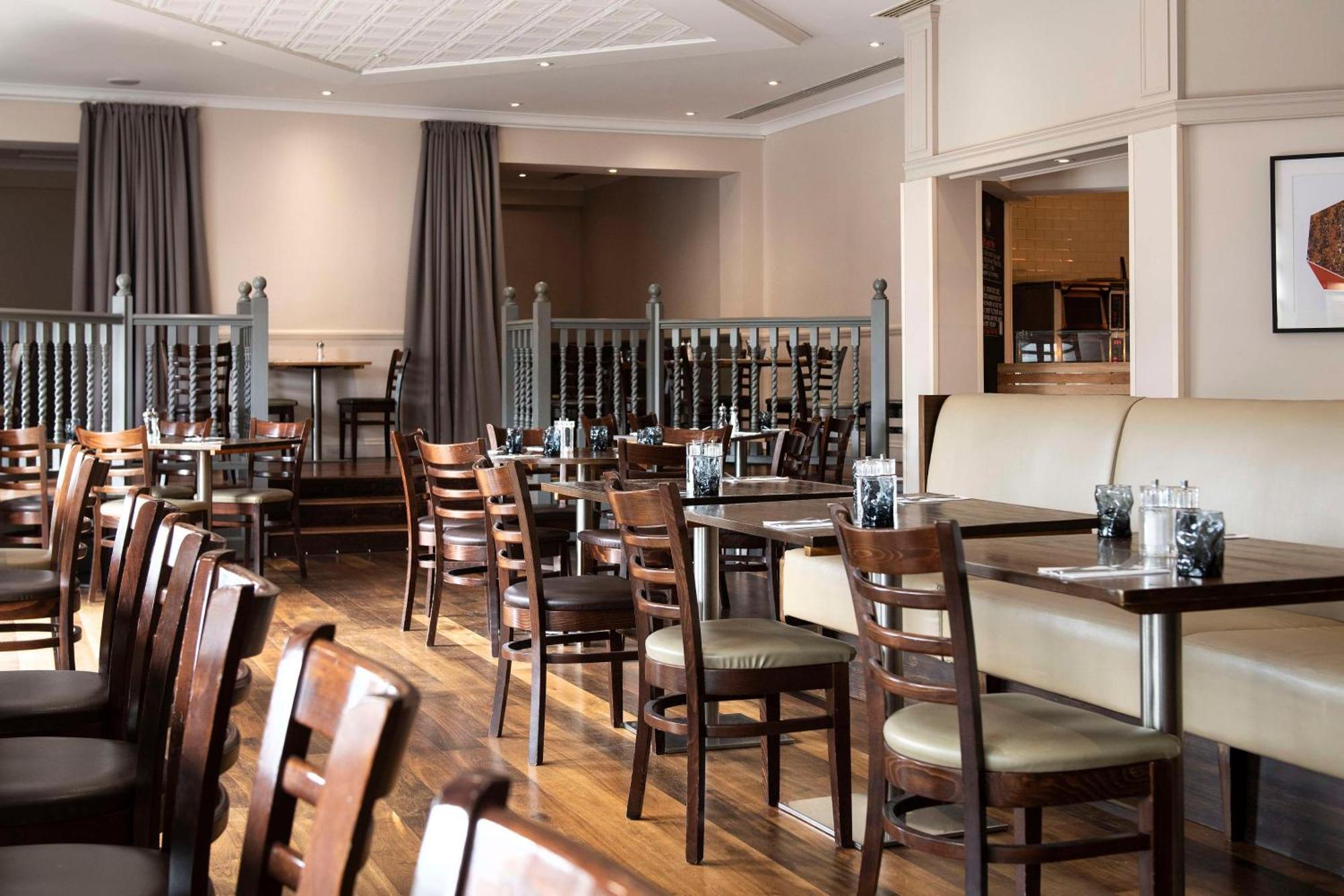 Doubletree By Hilton Swindon Hotel Extérieur photo