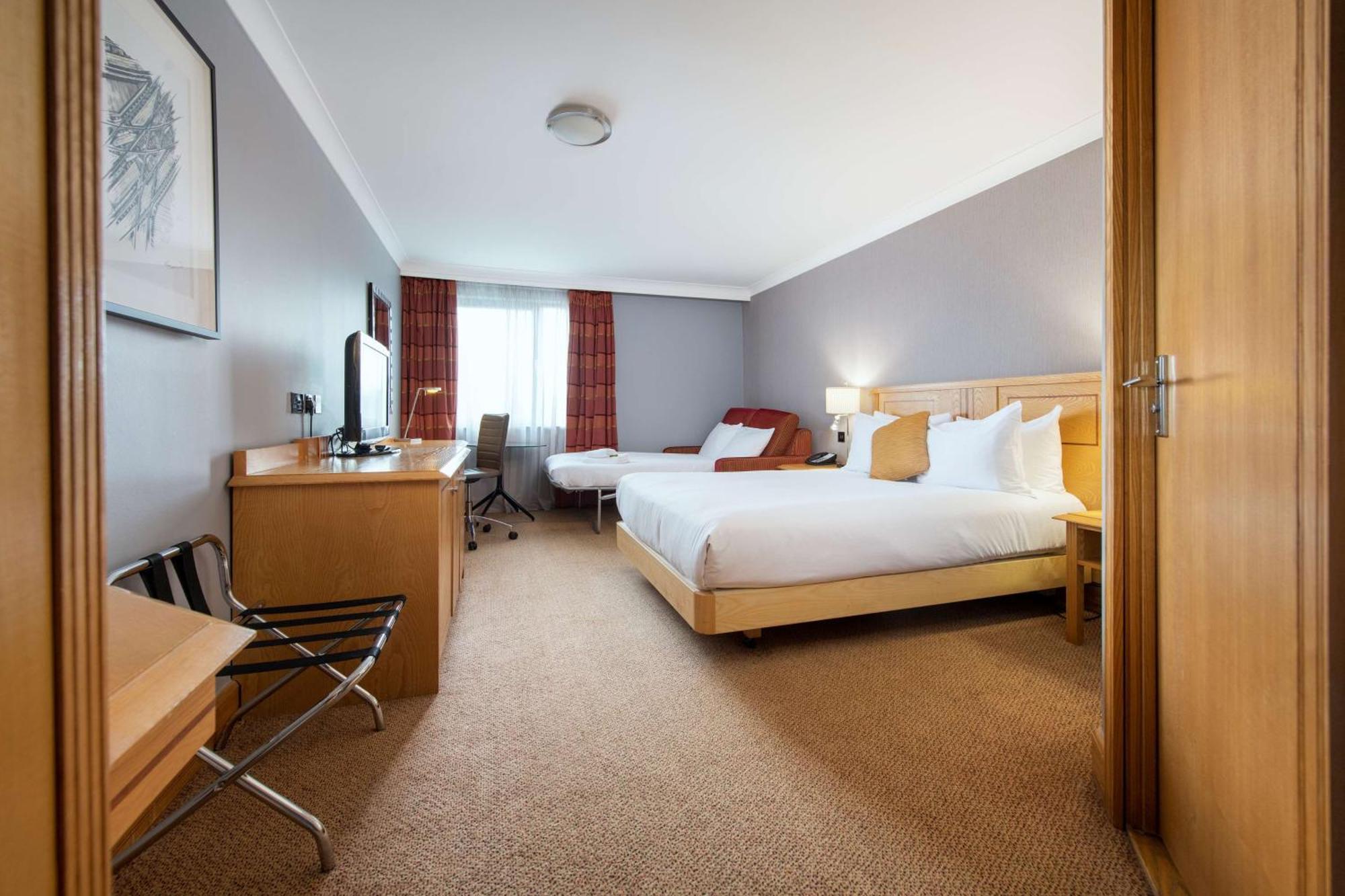 Doubletree By Hilton Swindon Hotel Extérieur photo