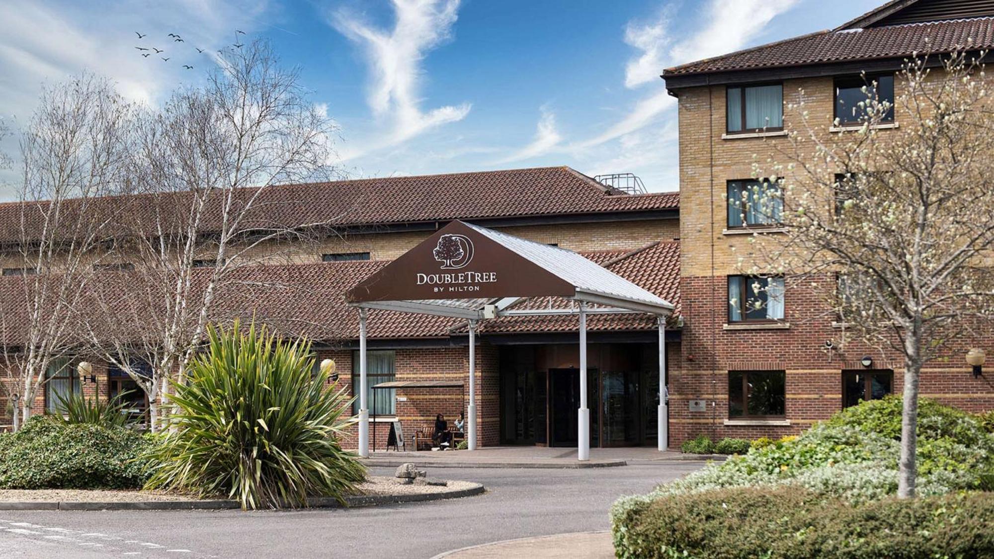 Doubletree By Hilton Swindon Hotel Extérieur photo