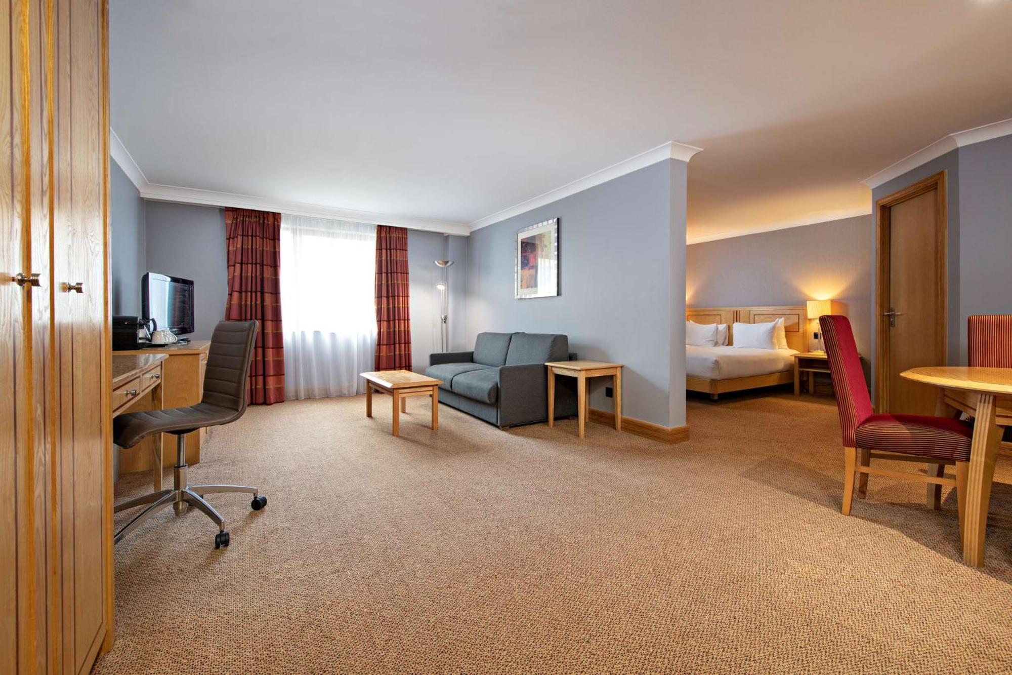Doubletree By Hilton Swindon Hotel Extérieur photo