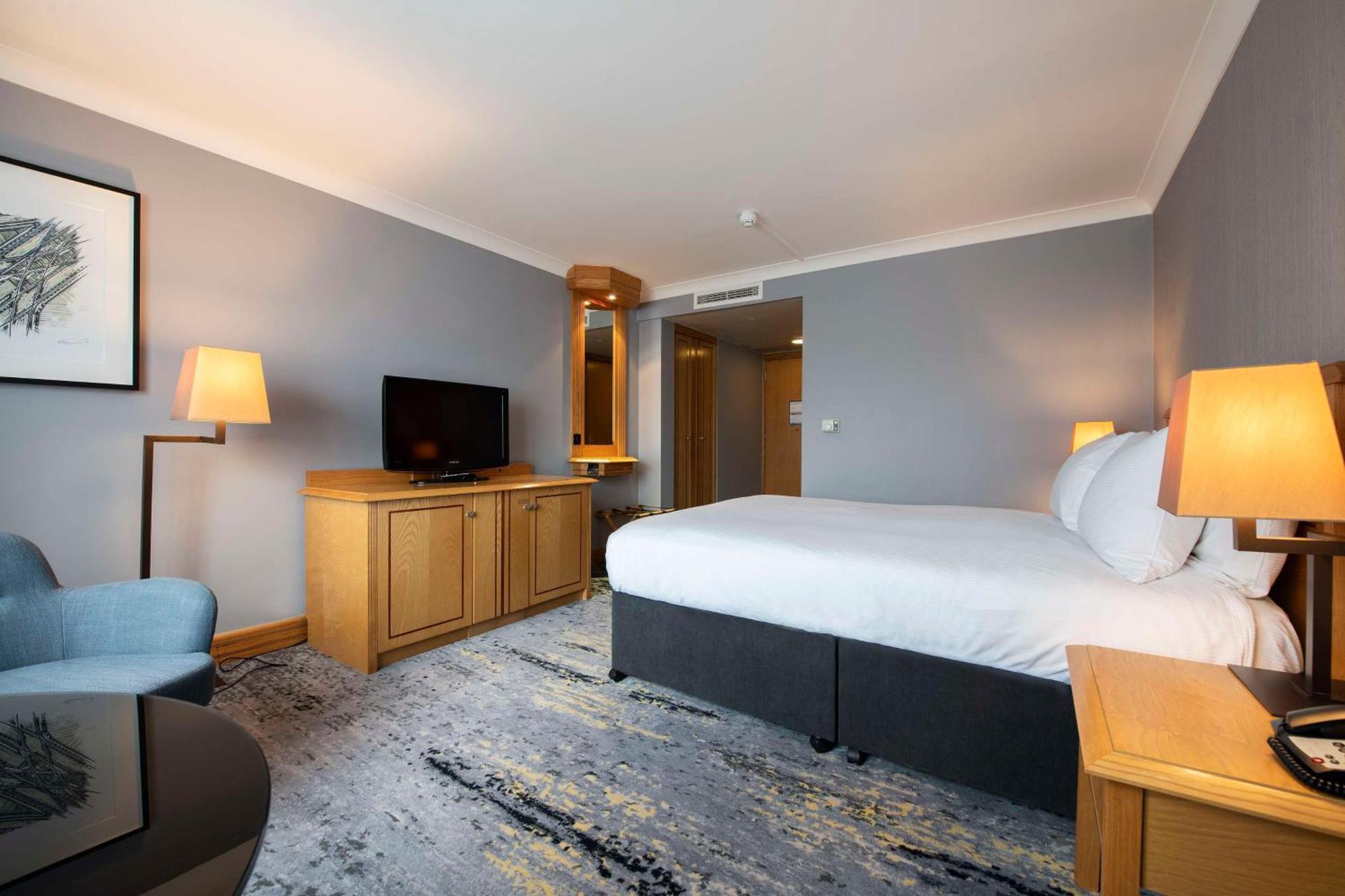 Doubletree By Hilton Swindon Hotel Extérieur photo