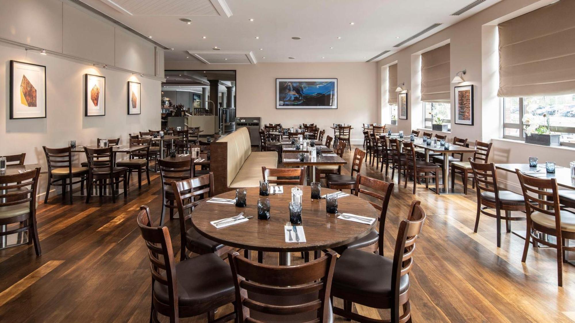 Doubletree By Hilton Swindon Hotel Extérieur photo